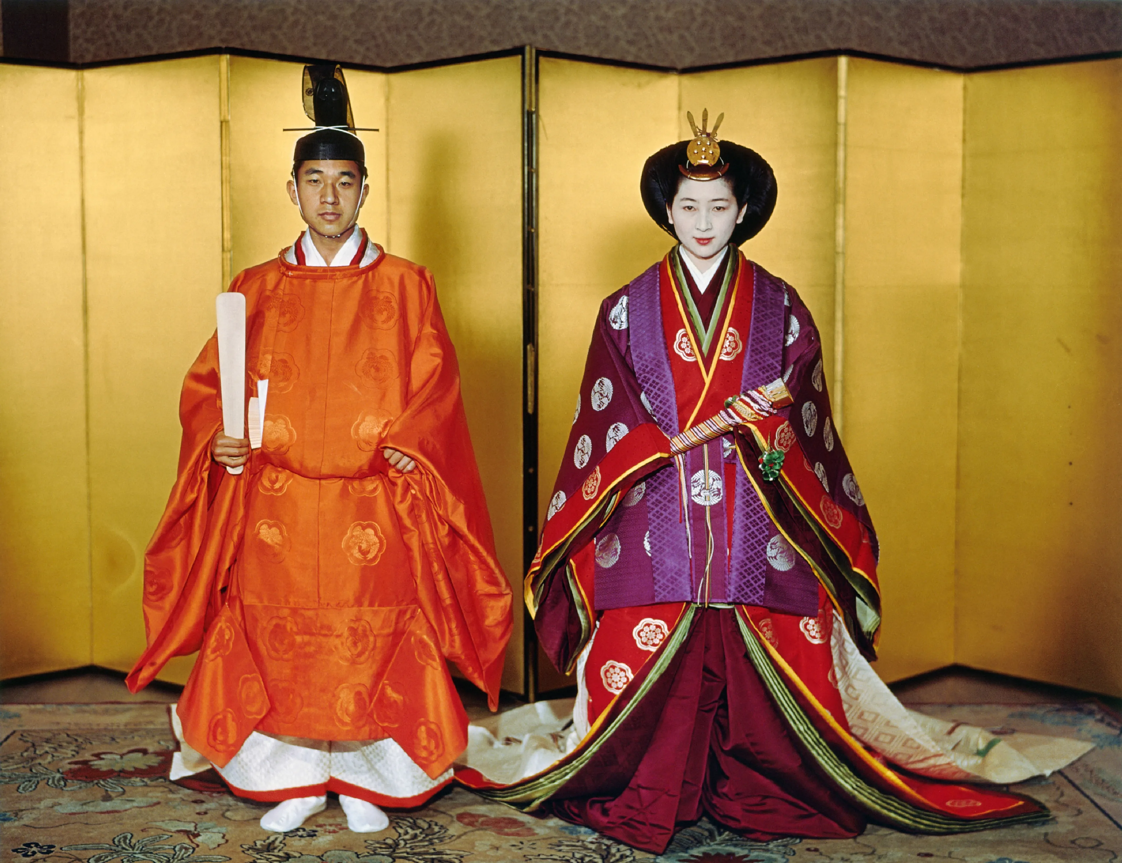 Het huwelijksportret van Akihito en Michiko.