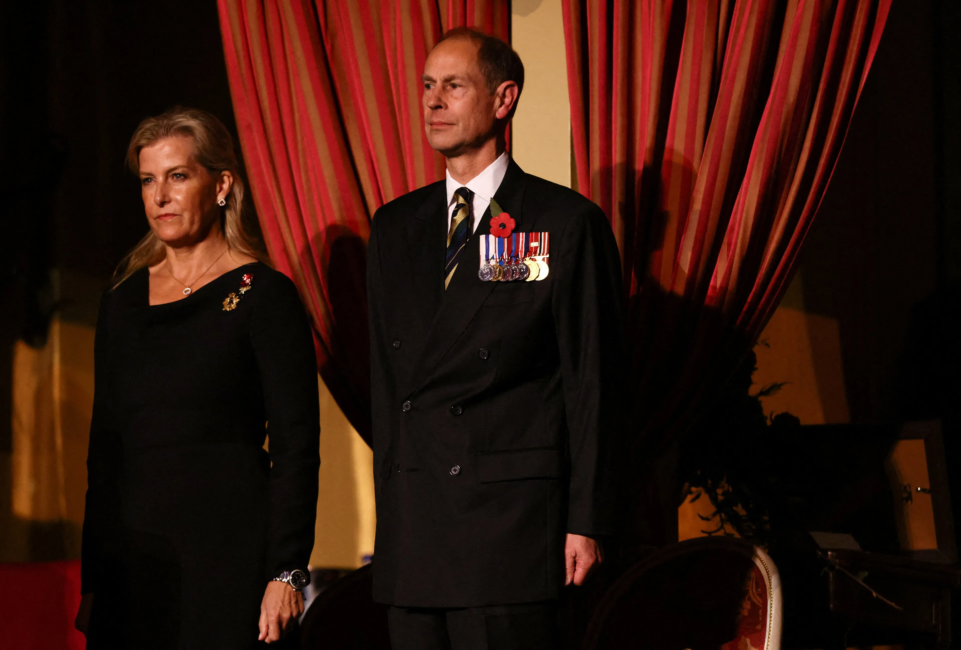 Edward naast zijn vrouw Sophie bij het herdenkingsevenement in de Royal Albert Hall.