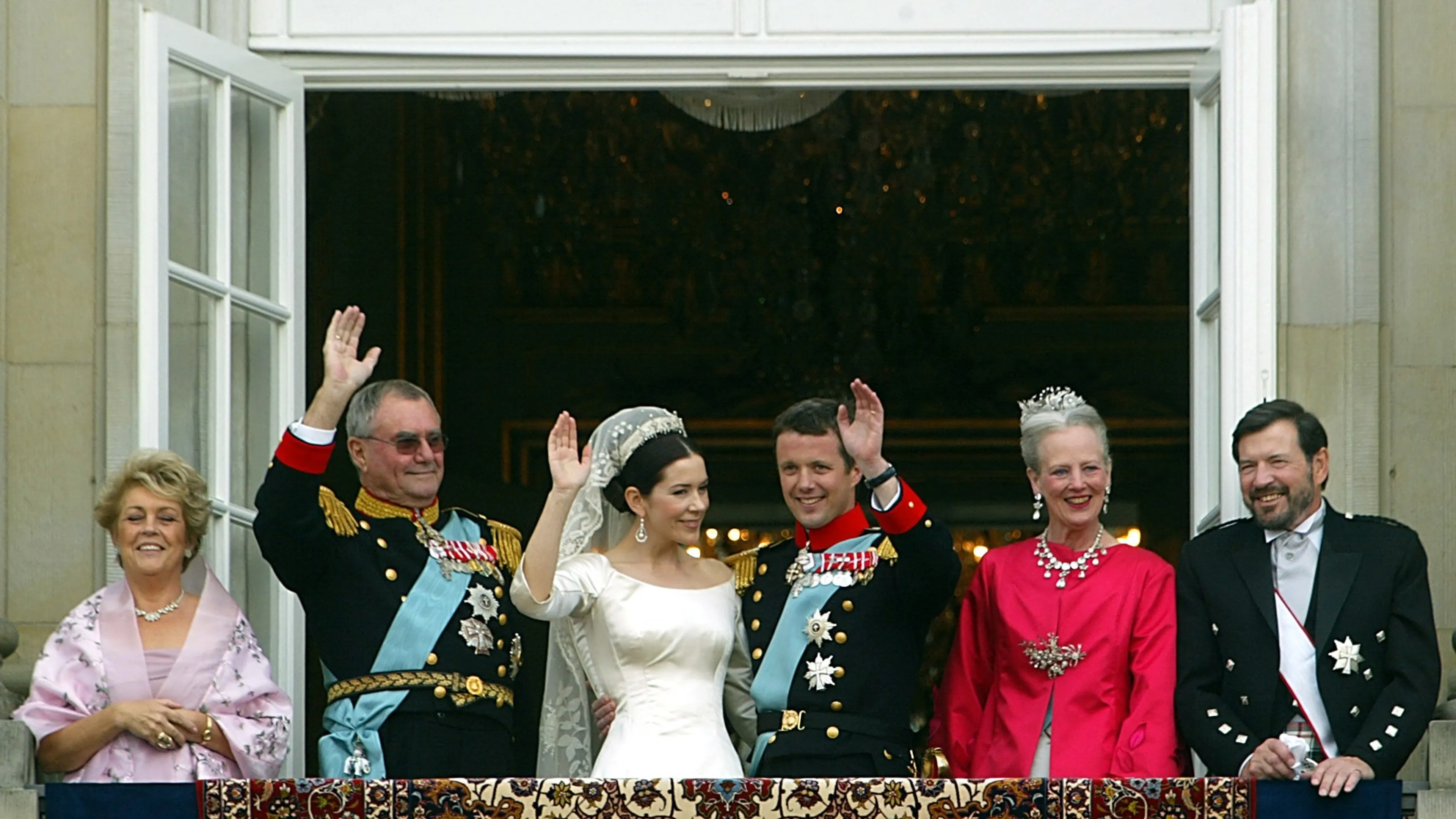 John Donaldson staat ook op het balkon, naast koningin Margrethe.