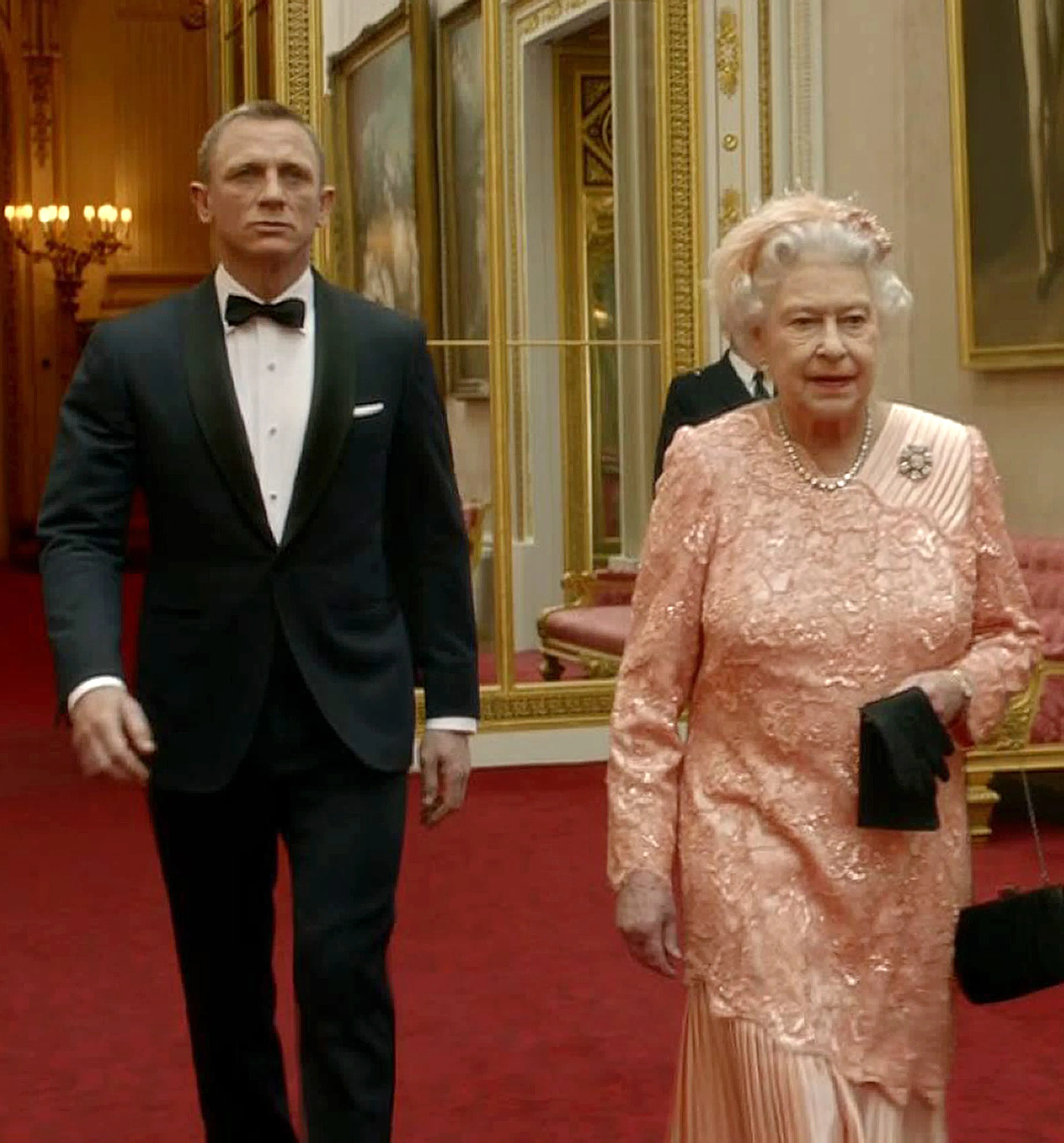 Elizabeth met Daniel Craig die James Bond speelt (2012).
