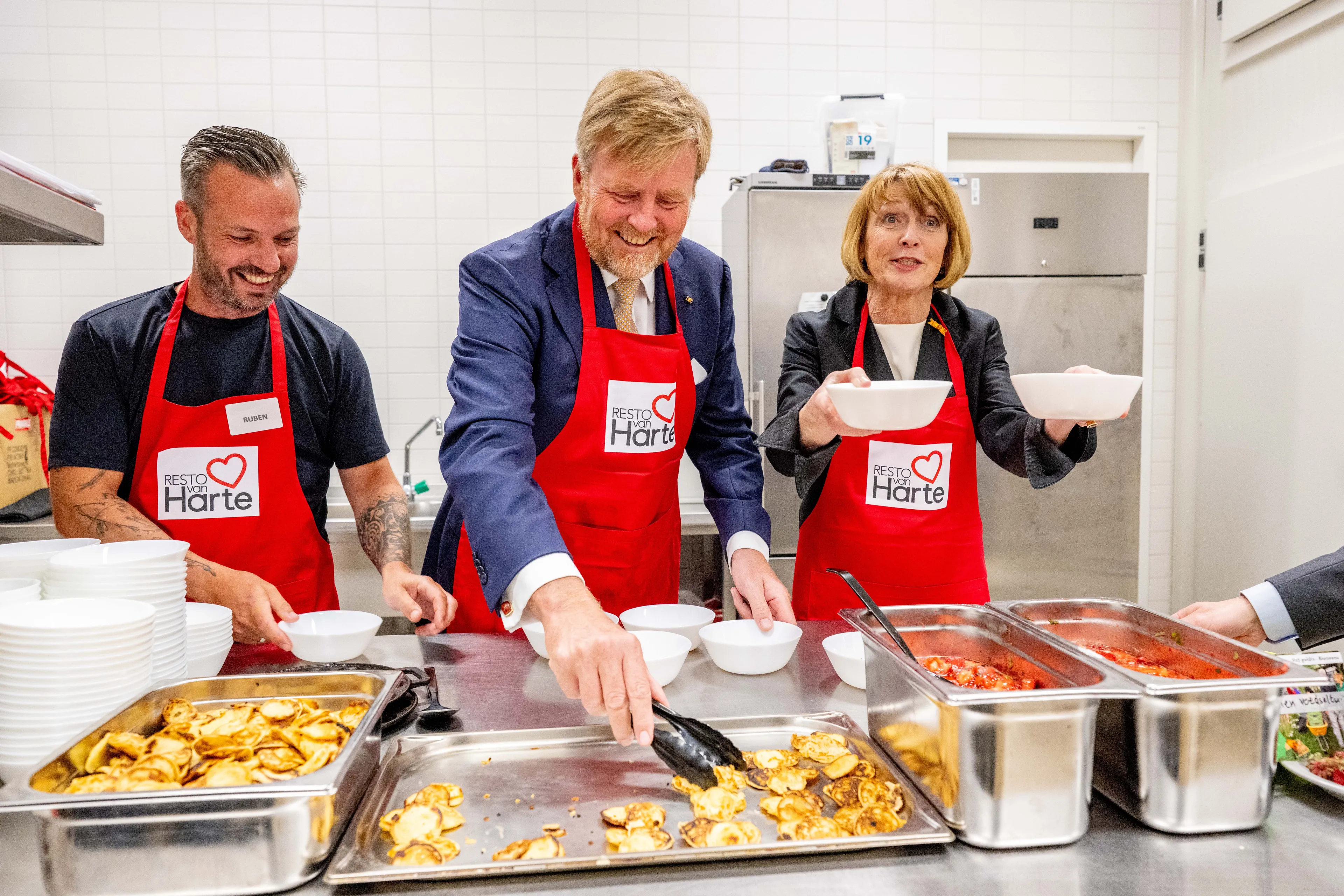 De twee helpen een handje mee in de keuken.