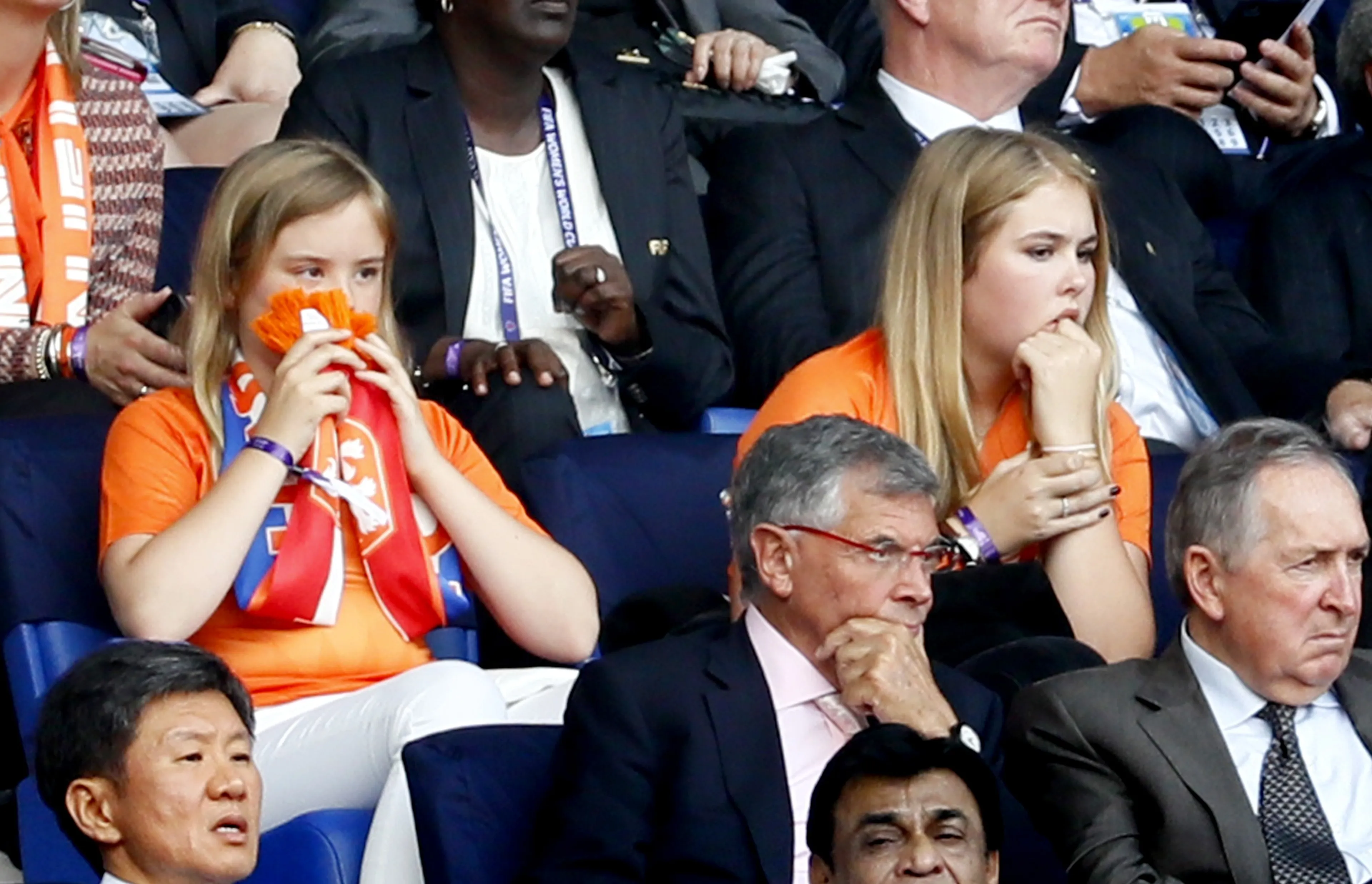 Prinses Ariane en prinses Amalia keken gespannen toe.