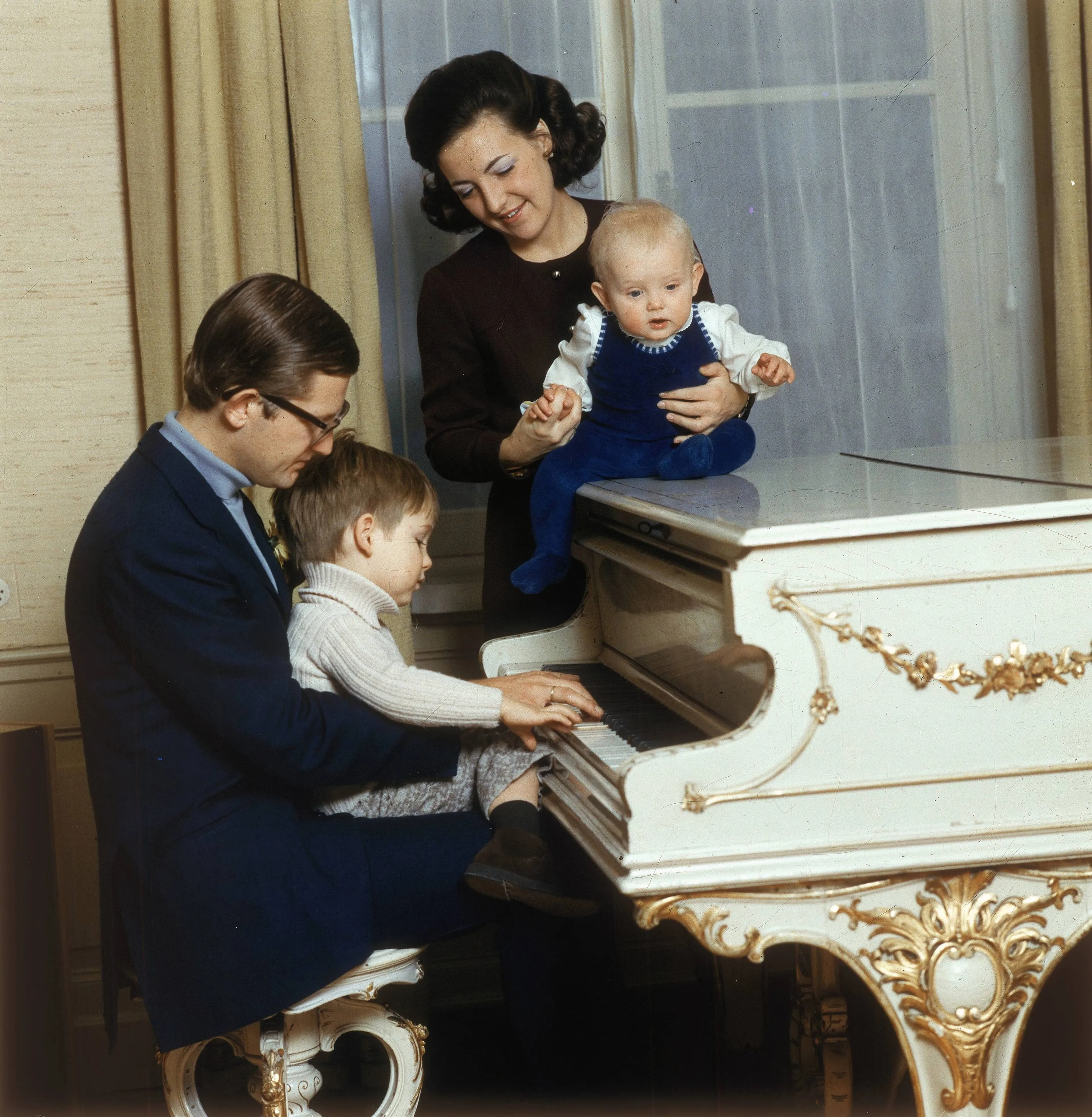 Pieter speelt piano met zijn gezin (1970).