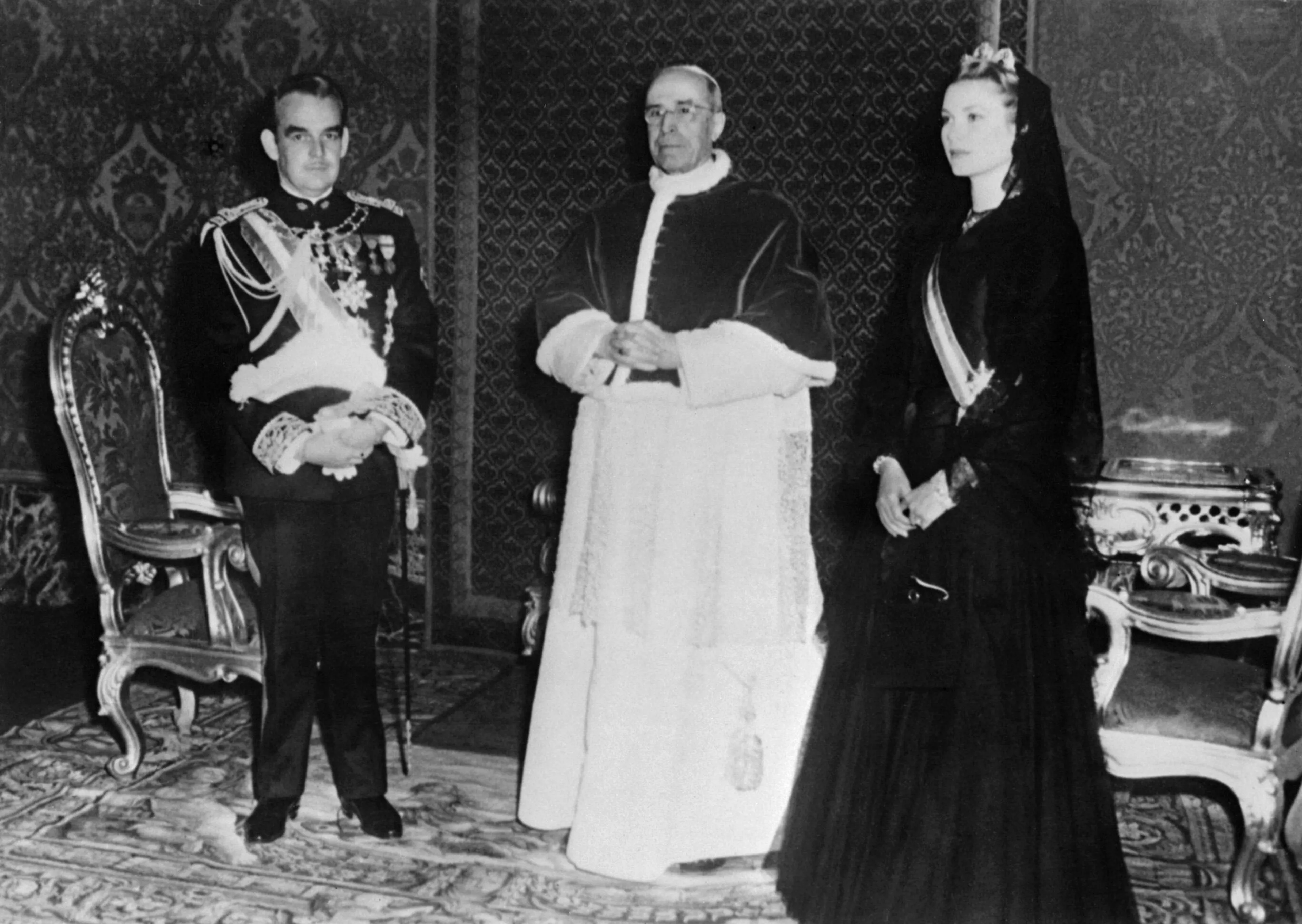Prins Rainier en prinses Grace ontmoeten paus Pius (1957).
