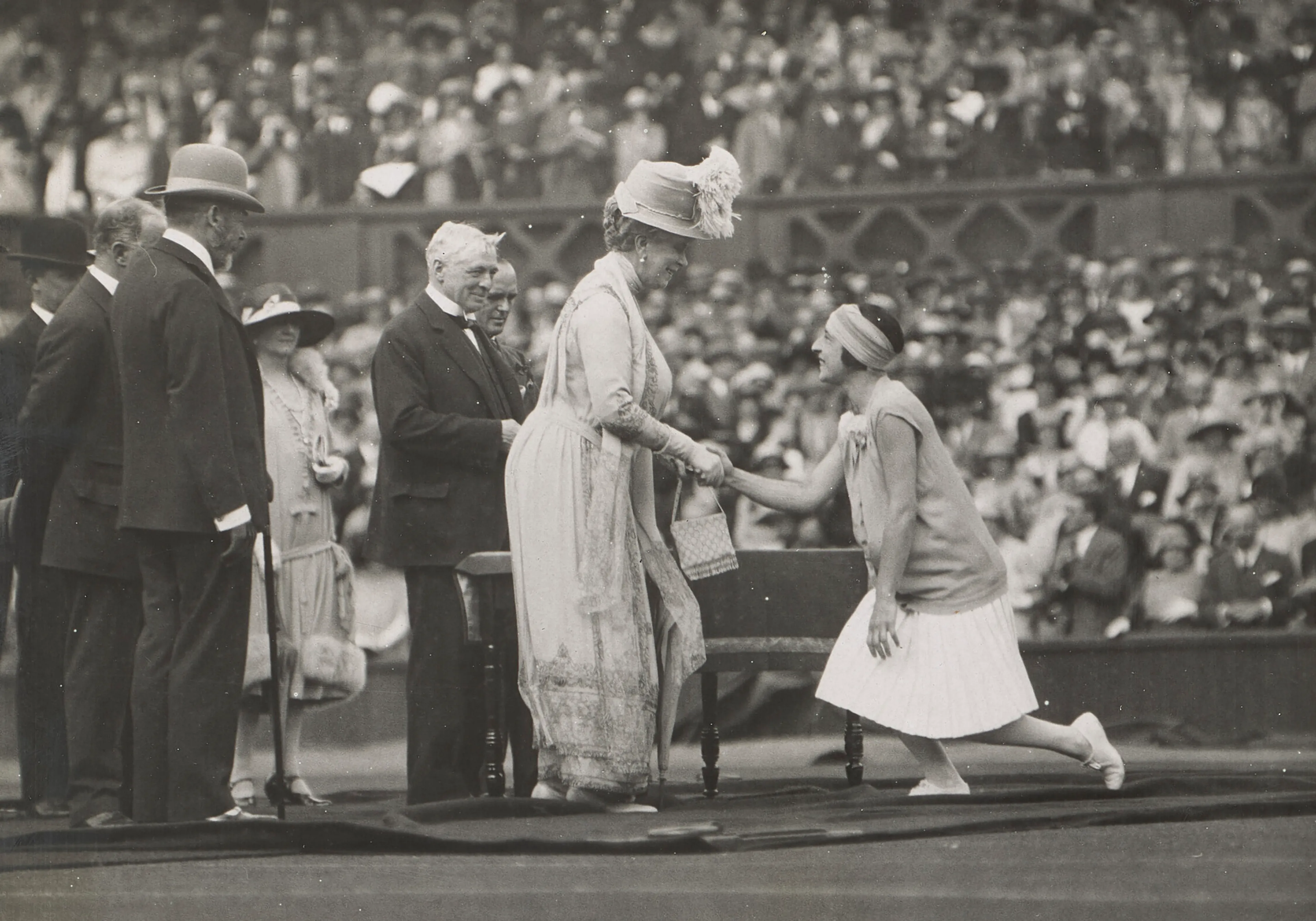In 1926, het jaar dat toenmalig prins Albert meedeed aan Wimbledon, rijkt koningin Mary de prijs uit aan de winnaar Suzanne Lenglen.