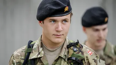 Zó ziet een dag van kroonprins Christian op de kazerne eruit
