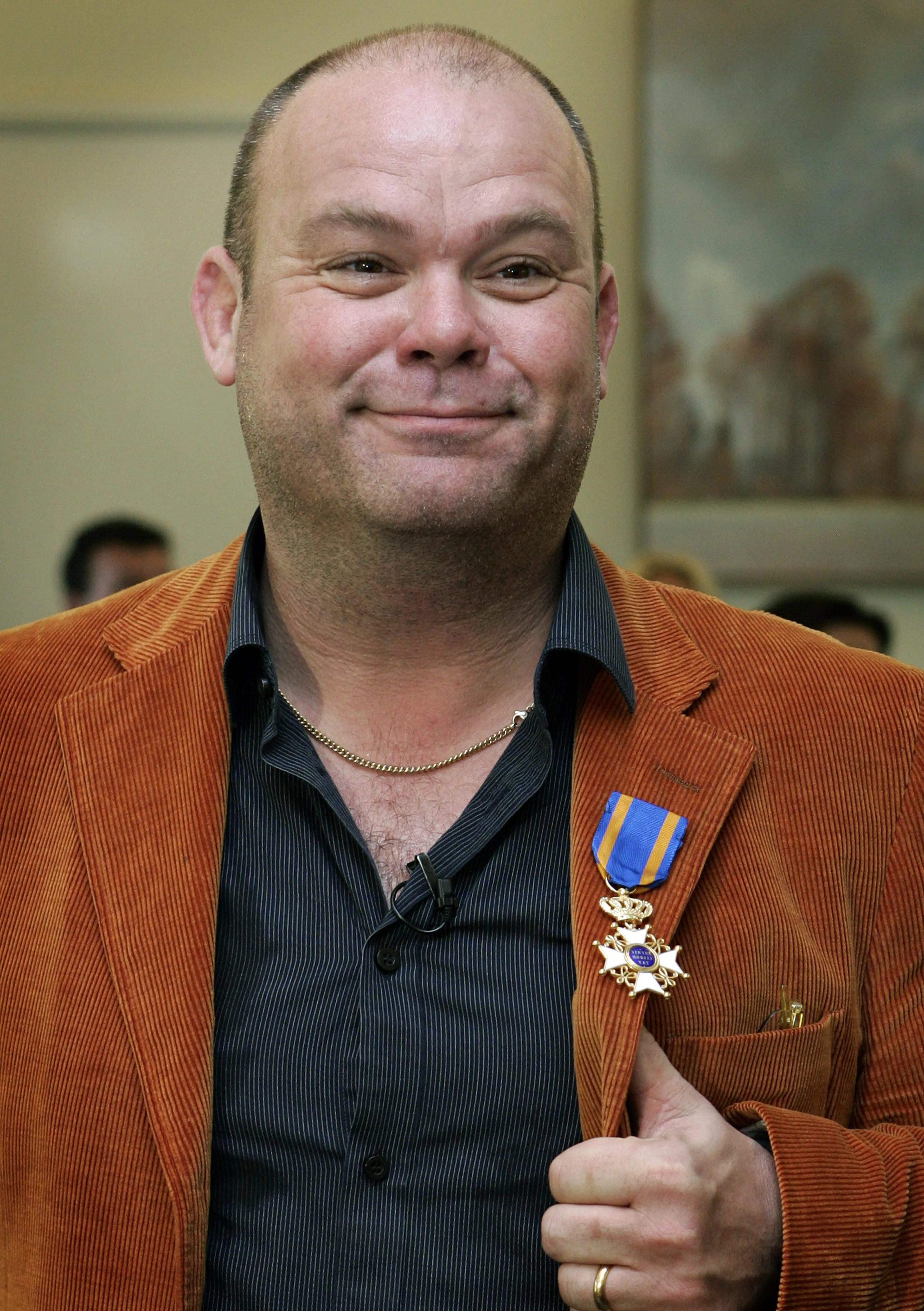 Paul de Leeuw ontvangt een lintje (2007).