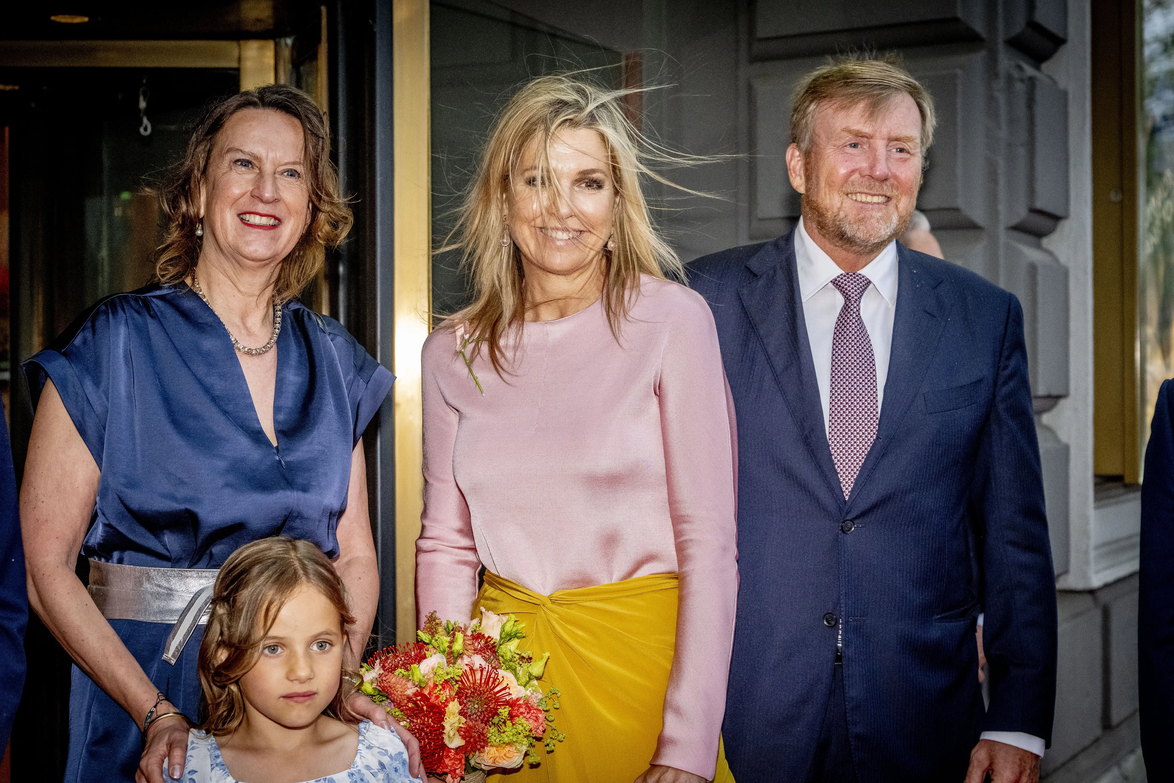 Is het een broek of is het een rok? Koningin Máxima draagt kleurijke set bij Holland Festival