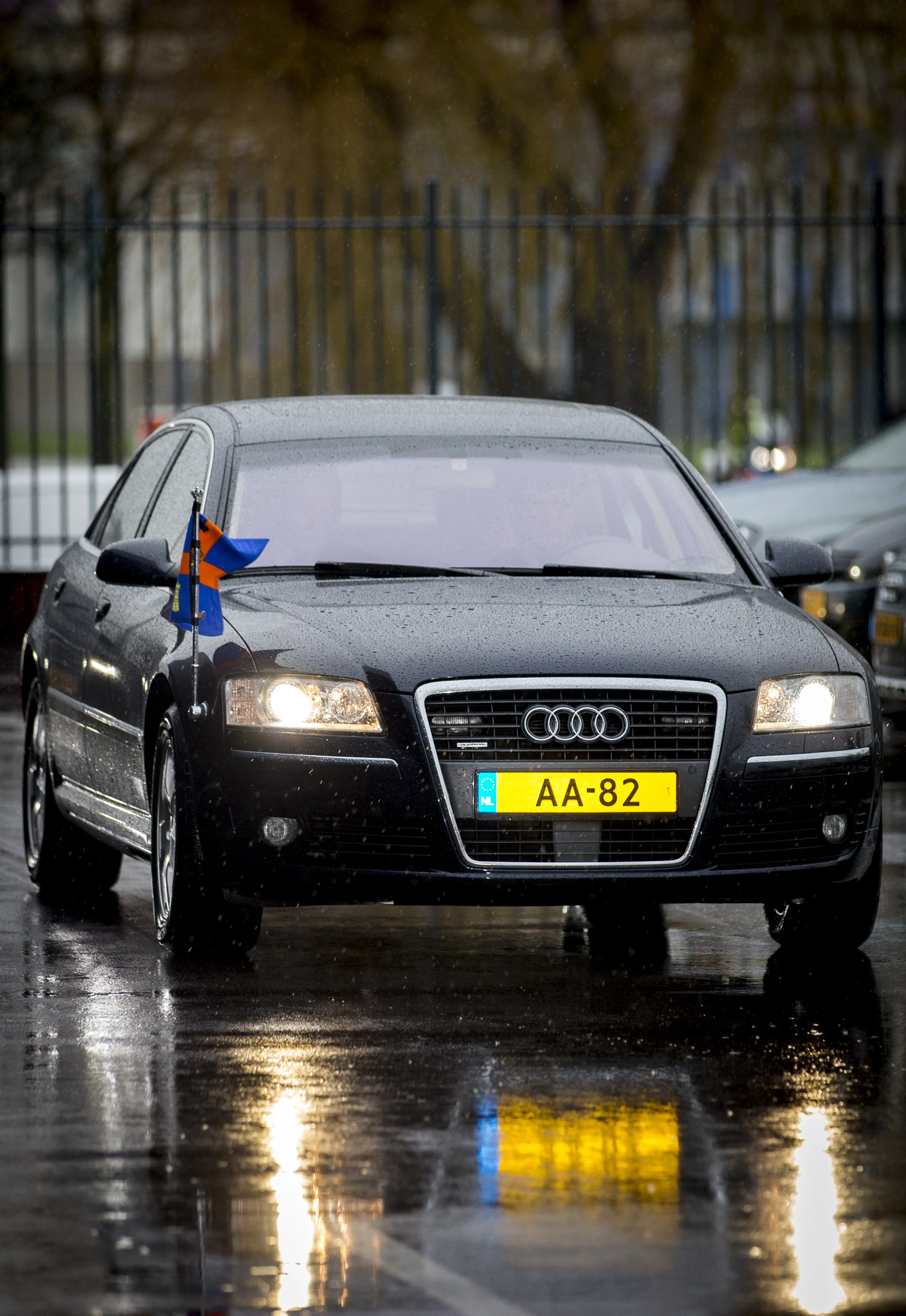 Door de onderscheidingsvlag kun je zien dat koningin Máxima in dit voertuig zit.