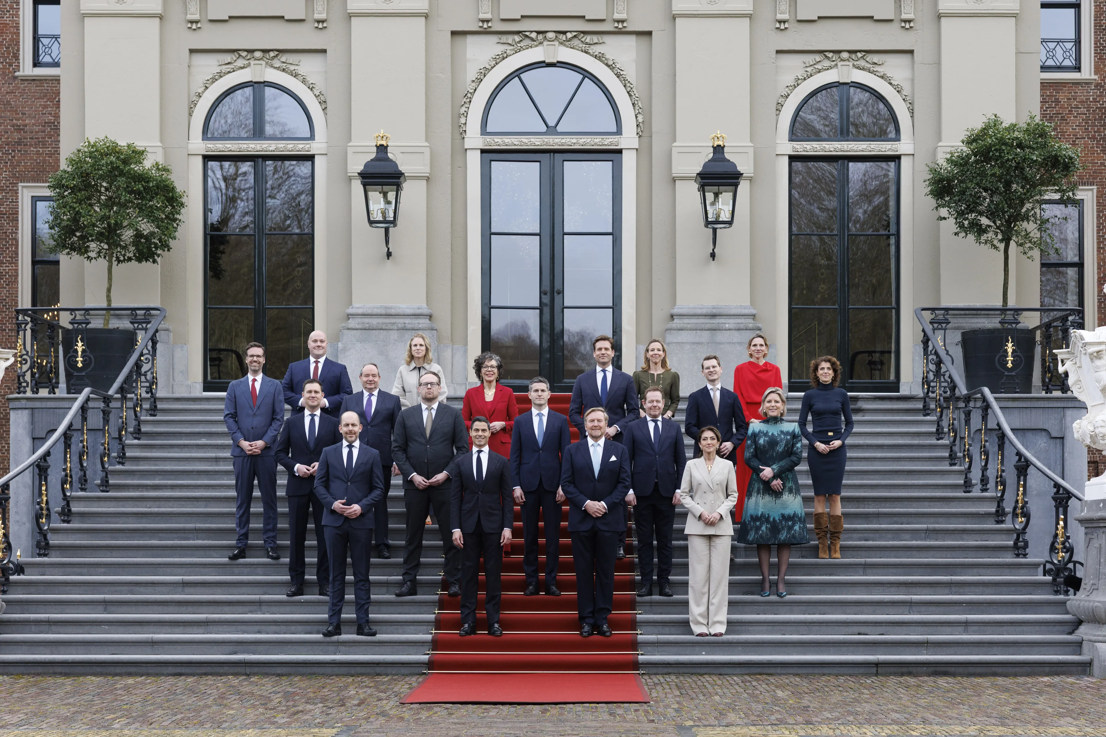 Koning Willem-Alexander gaat traditiegetrouw met de nieuwe ministersploeg op de foto op de trappen van Paleis Huis ten Bosch.