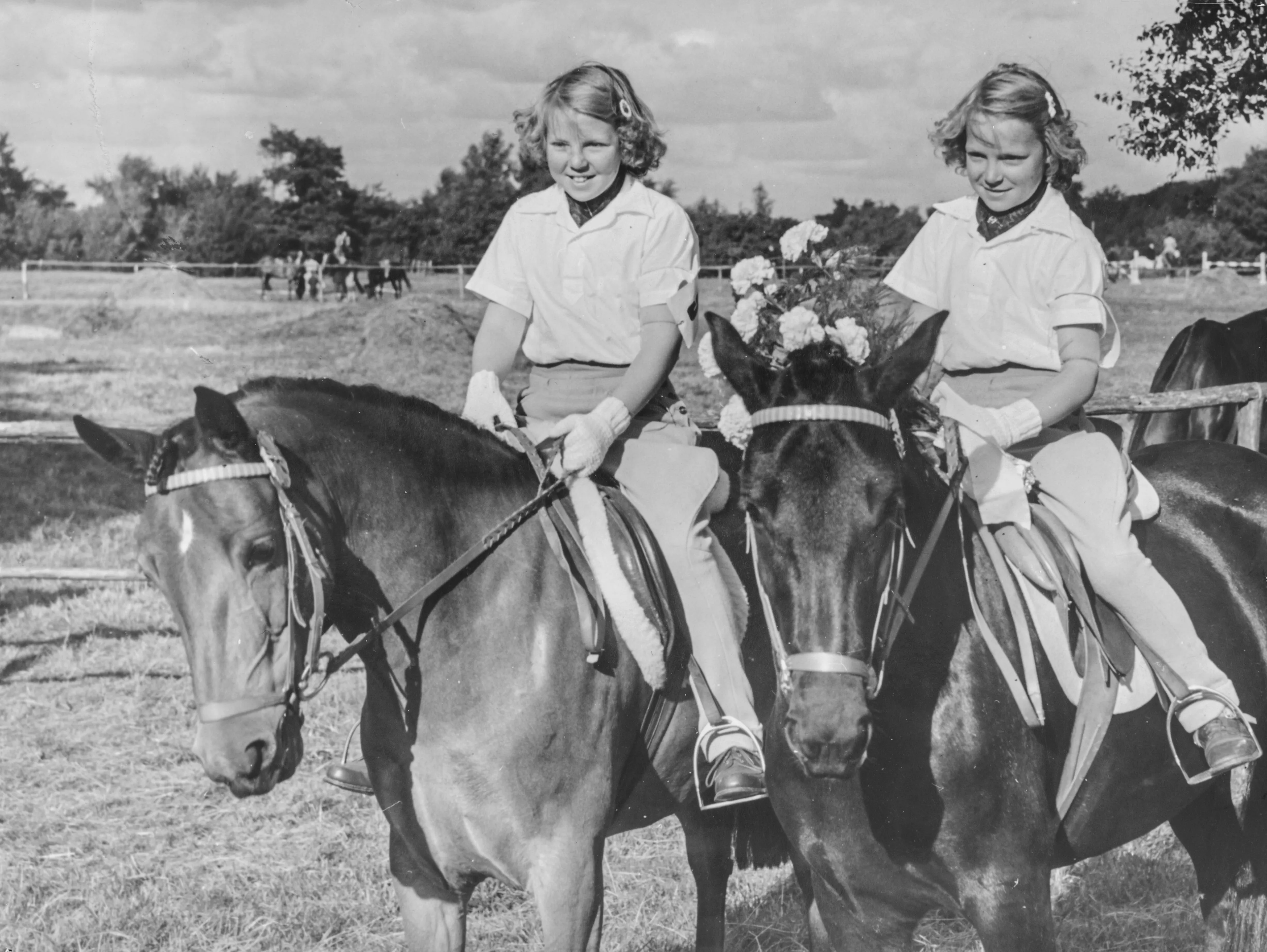In 1949 doen Beatrix en Irene mee aan een dressuurwedstrijd.