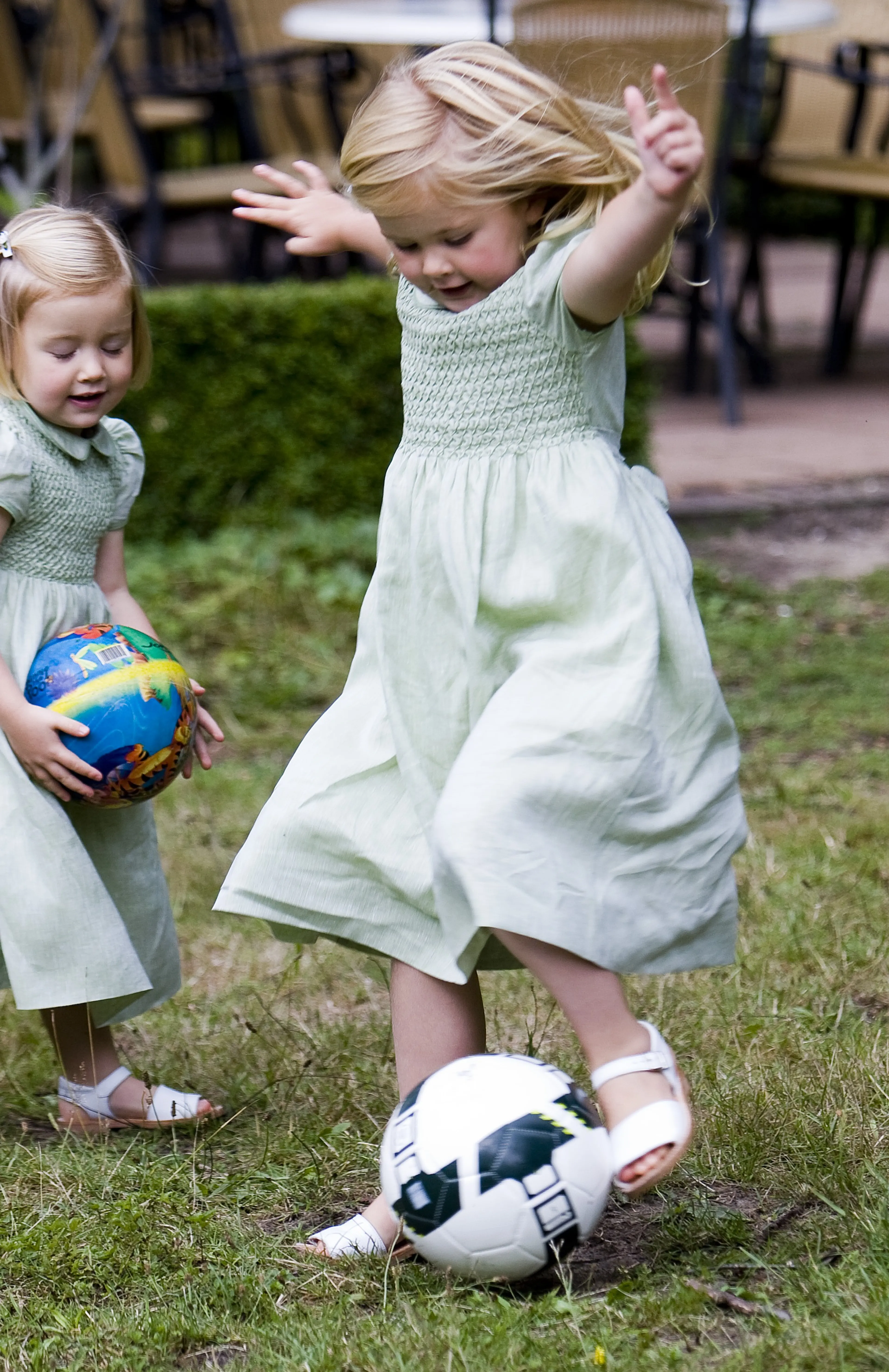Prinses Amalia laat haar voetbalskills zien (2008).