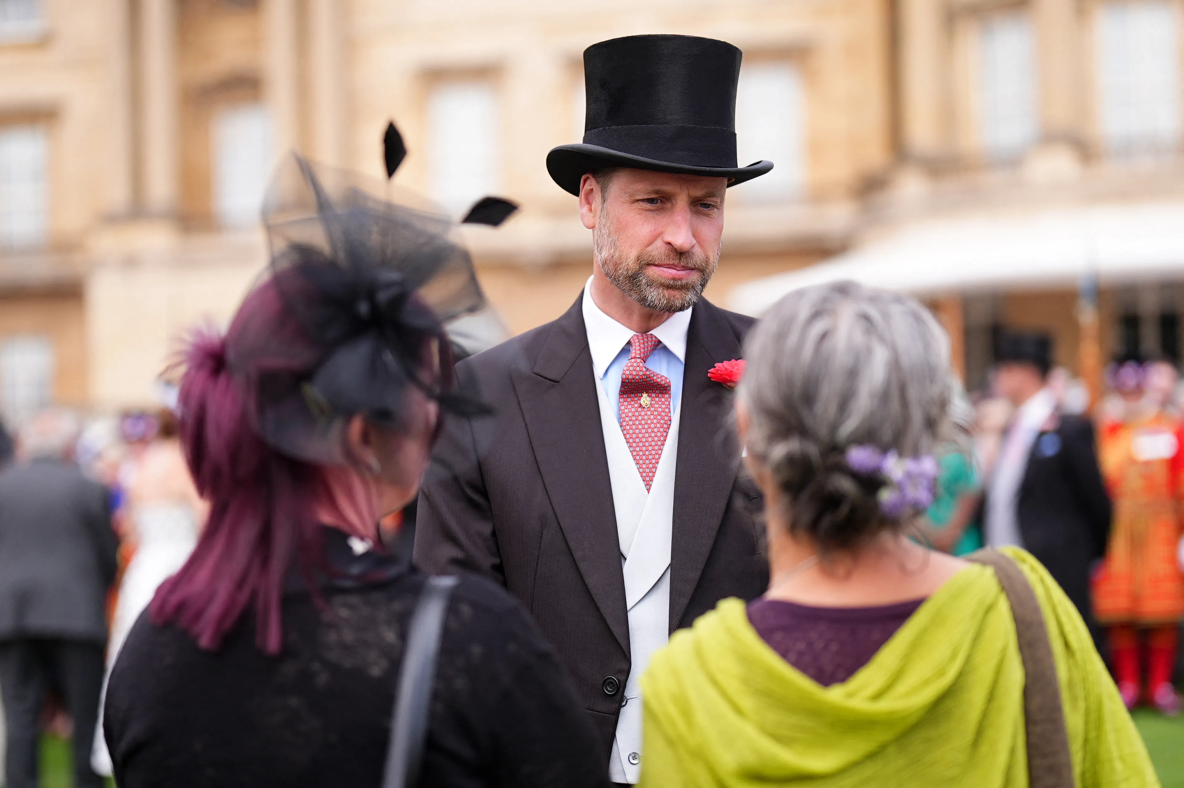 Prins William in gesprek met de gasten.