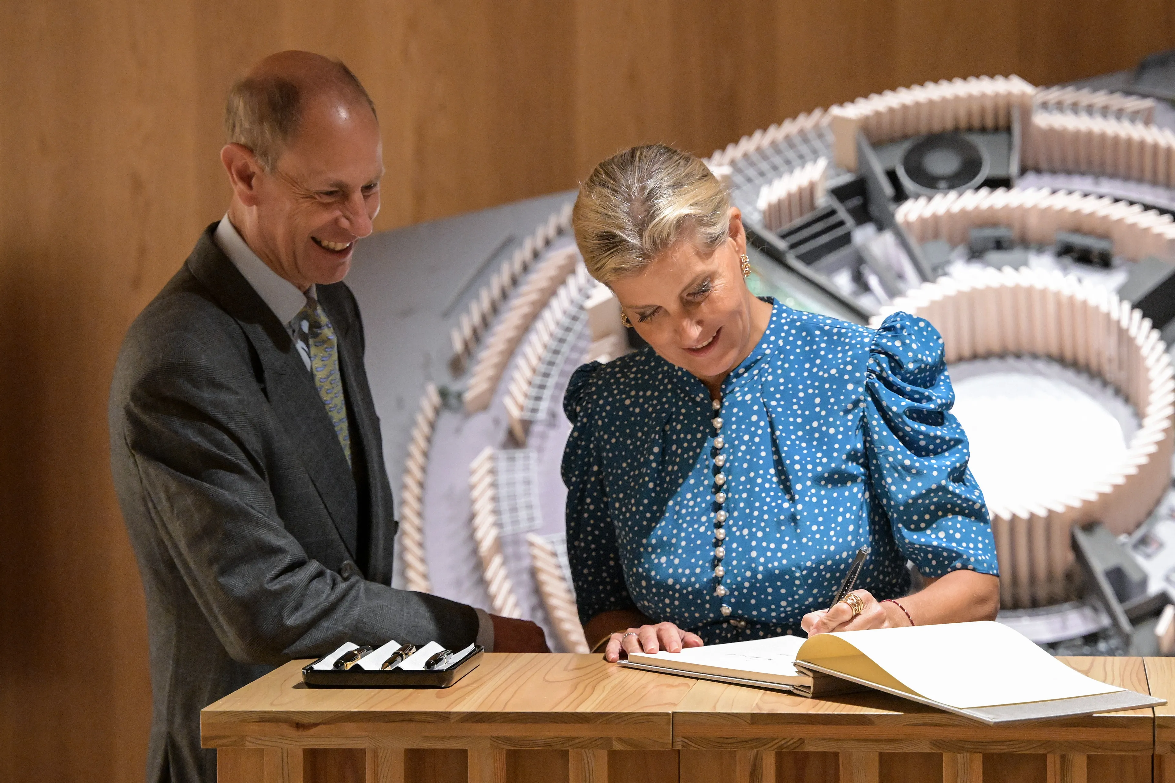 Edward en Sophie bezoeken de expositie in Japan.