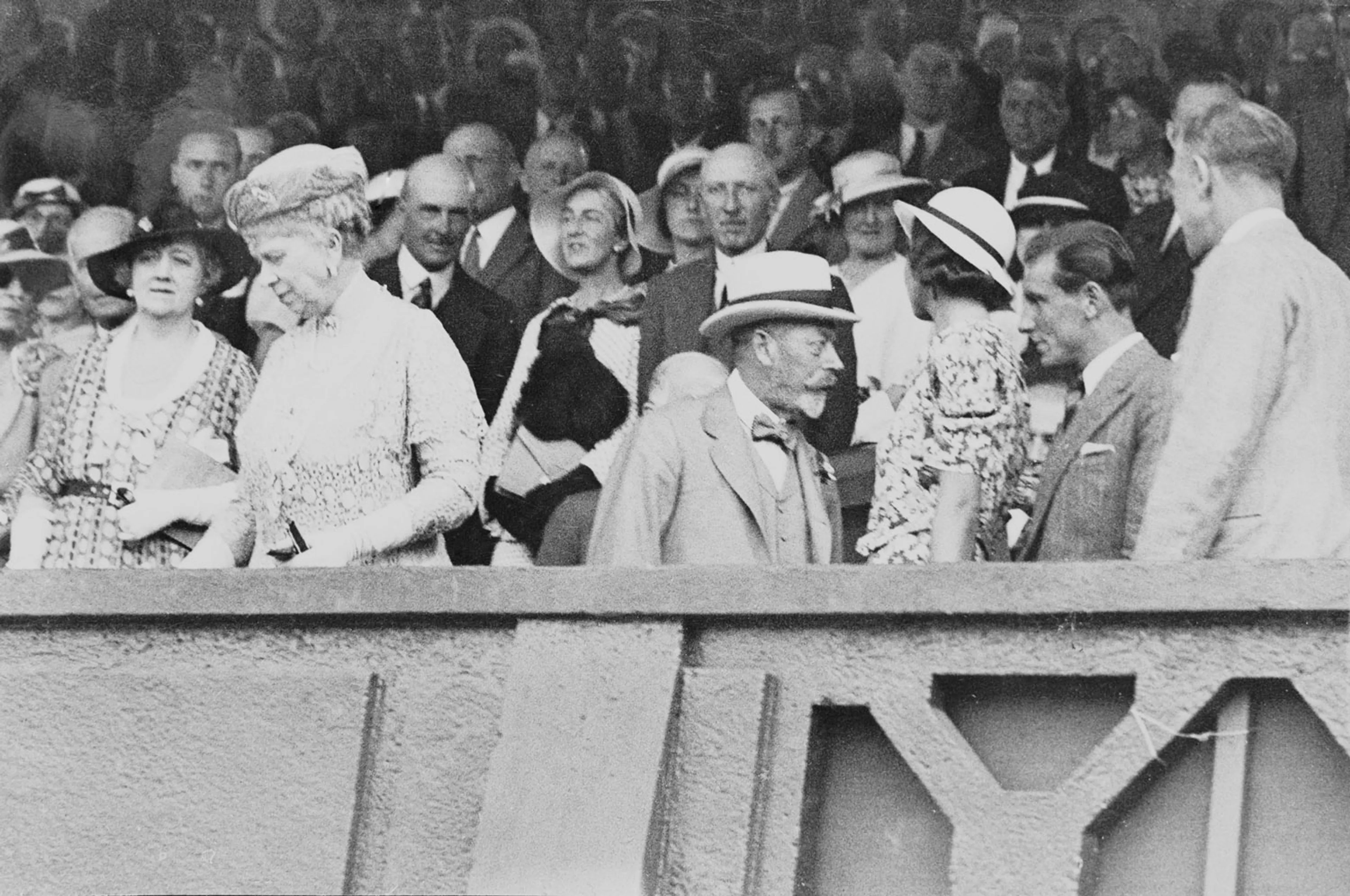 Koning George en koningin Mary op Wimbledon in 1931.