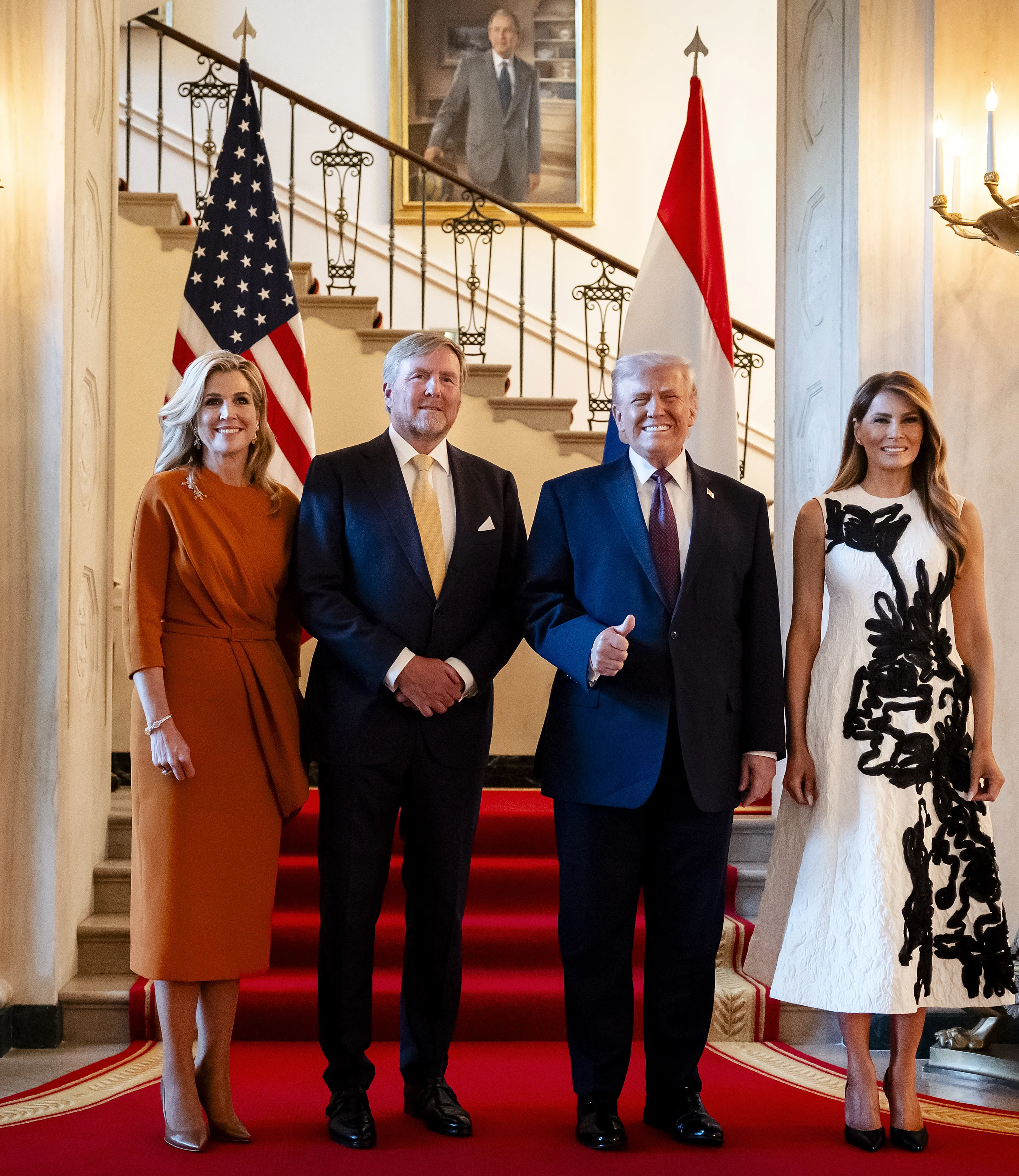 Bij de ontmoeting droeg koningin Máxima een oranje japon.