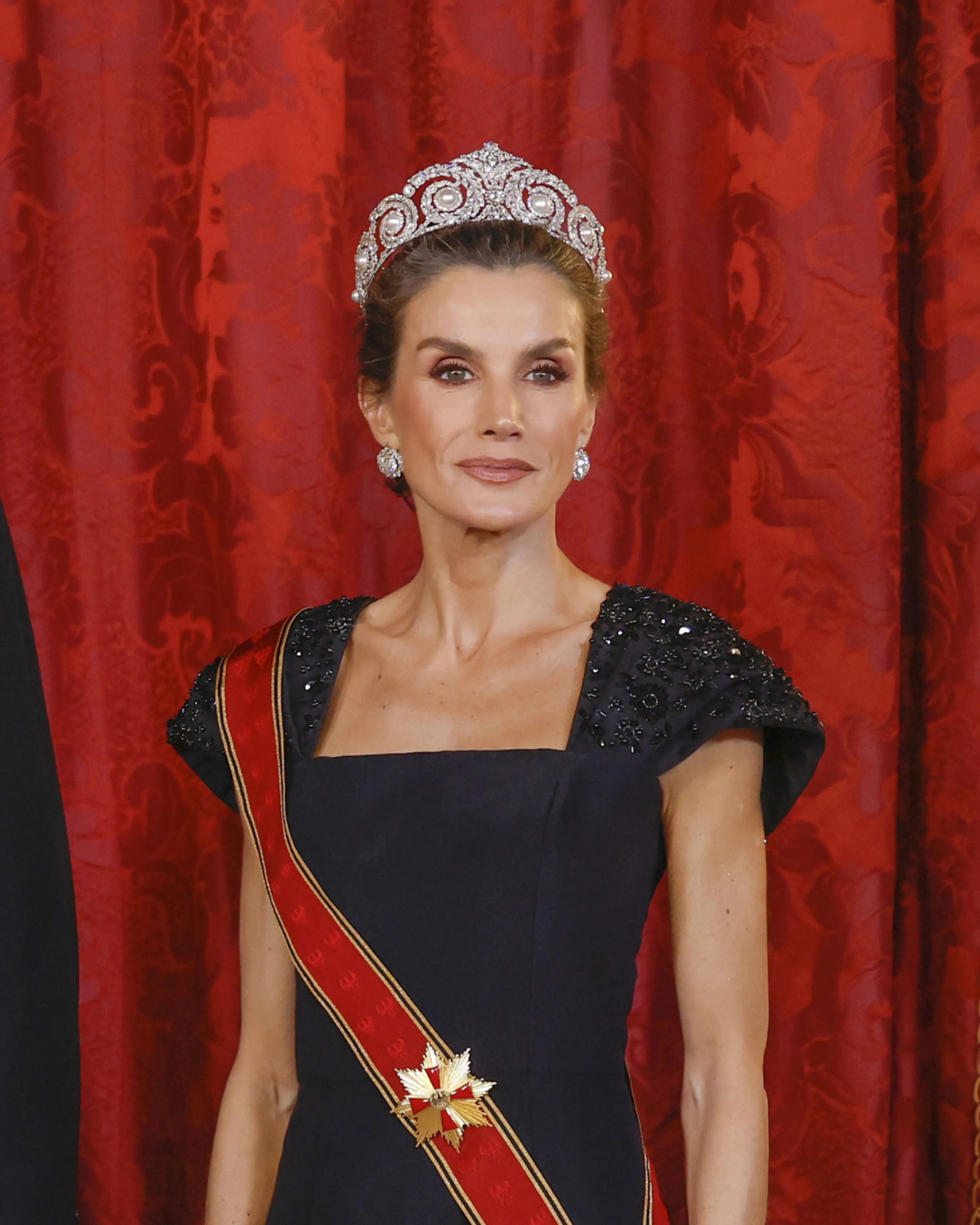 Koningin Letizia draagt het juweel tijdens een gala diner met de Duitse president (2025).