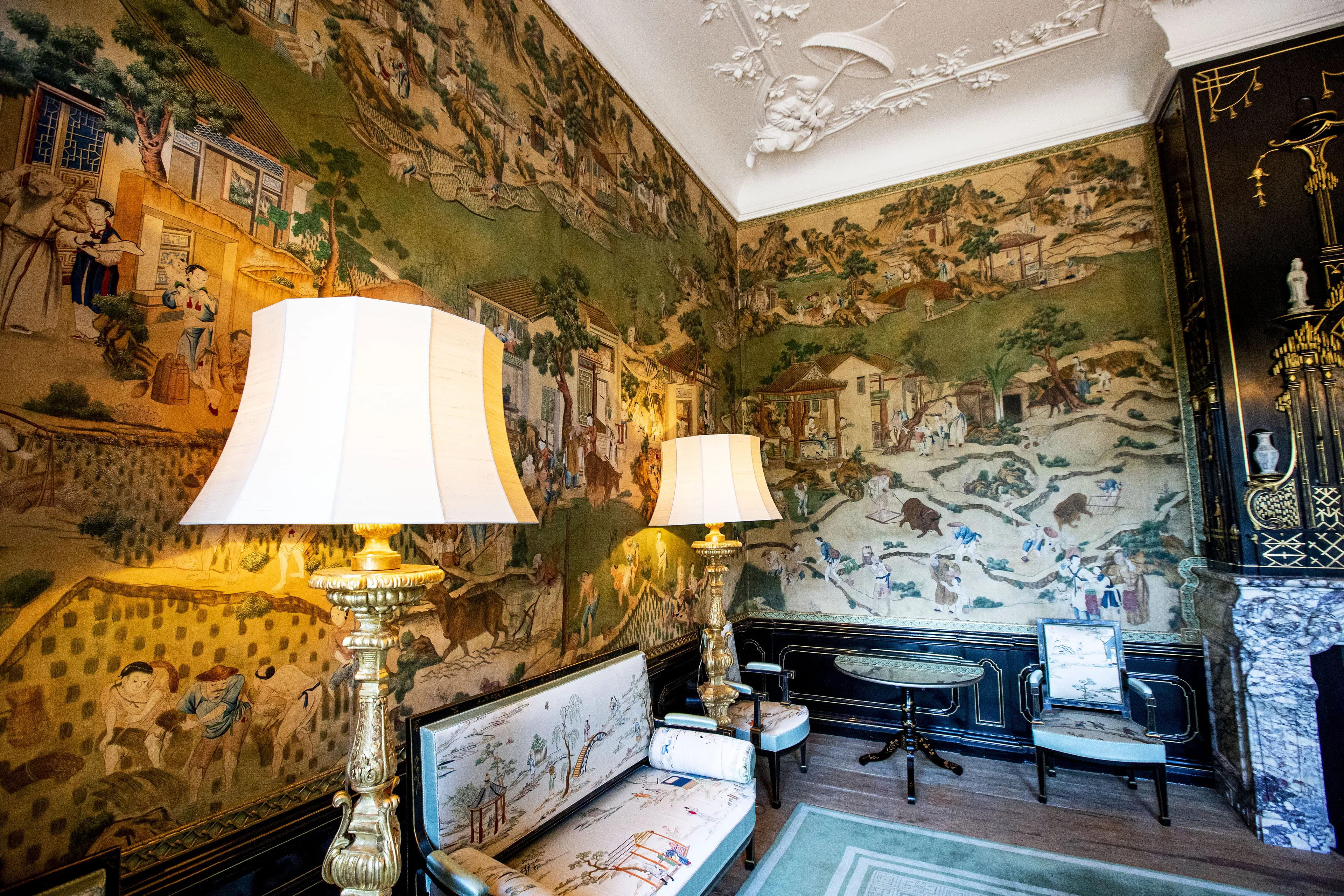 Ook deze kamer is rijkelijk behangt.