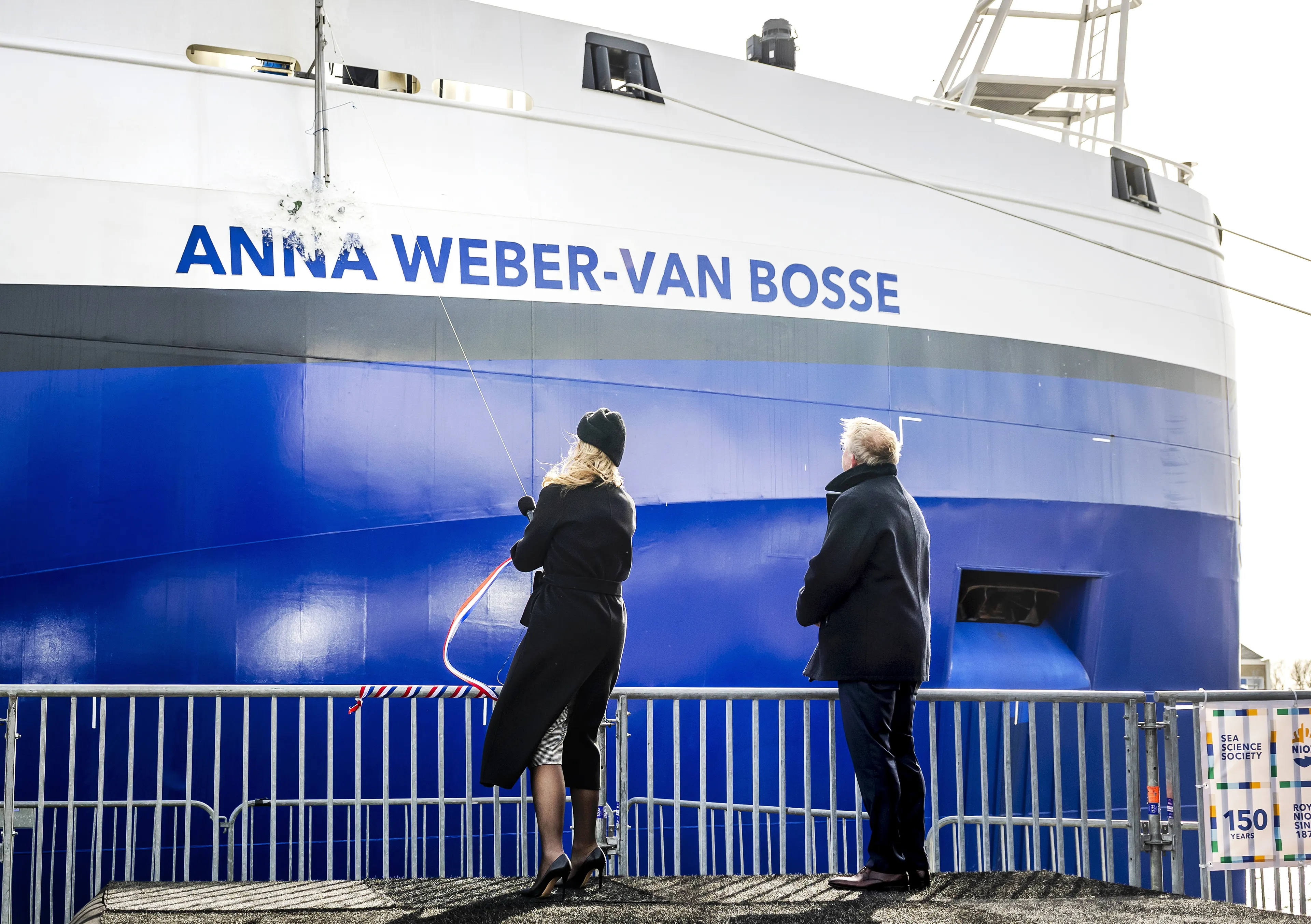 Máxima doopt het schip.