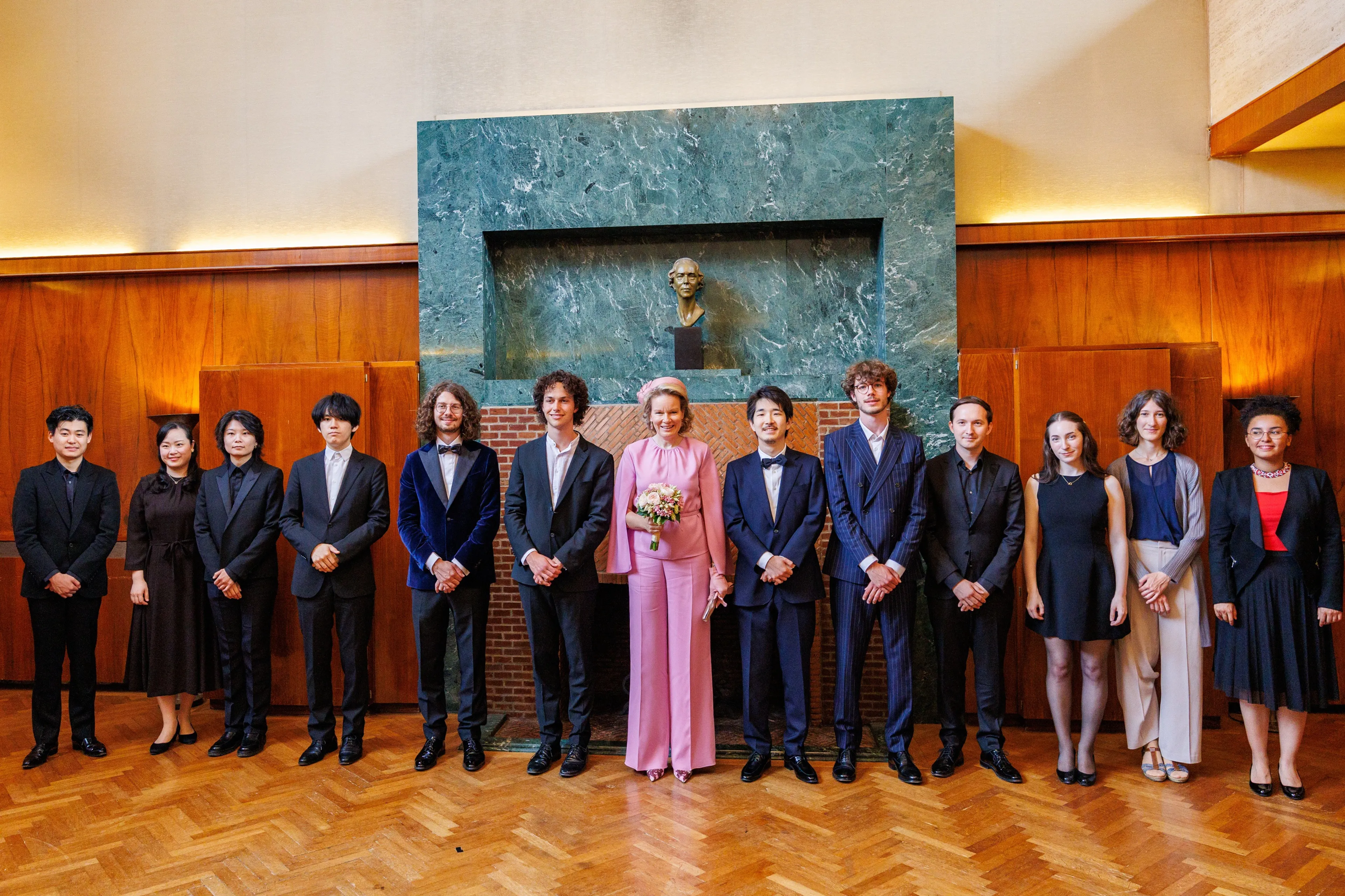 Koningin Mathilde met de winnaars van de competitie (2025).