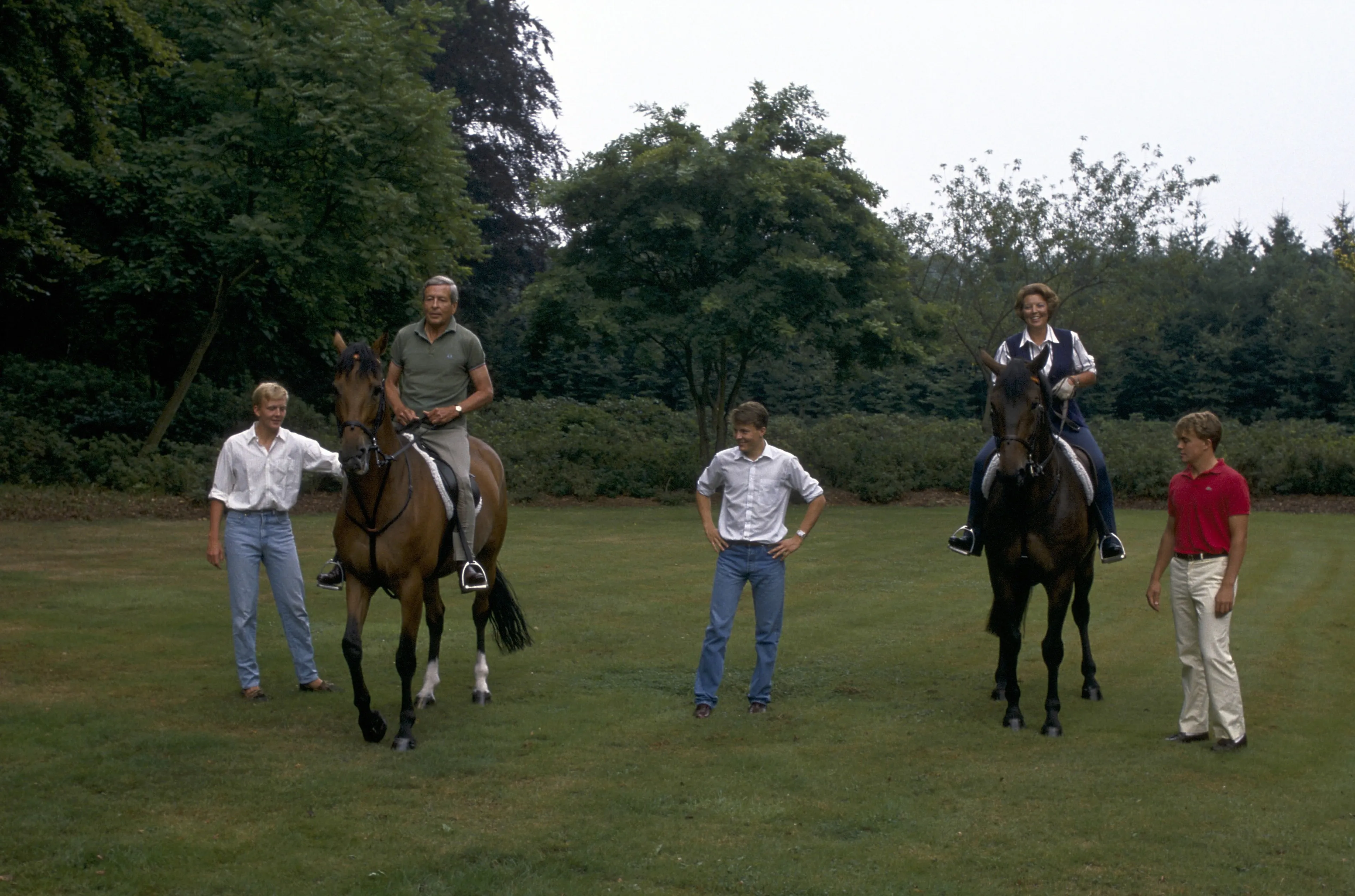 Koningin Beatrix en prins Claus te paard in de tuin van Kasteel het Oude Loo.