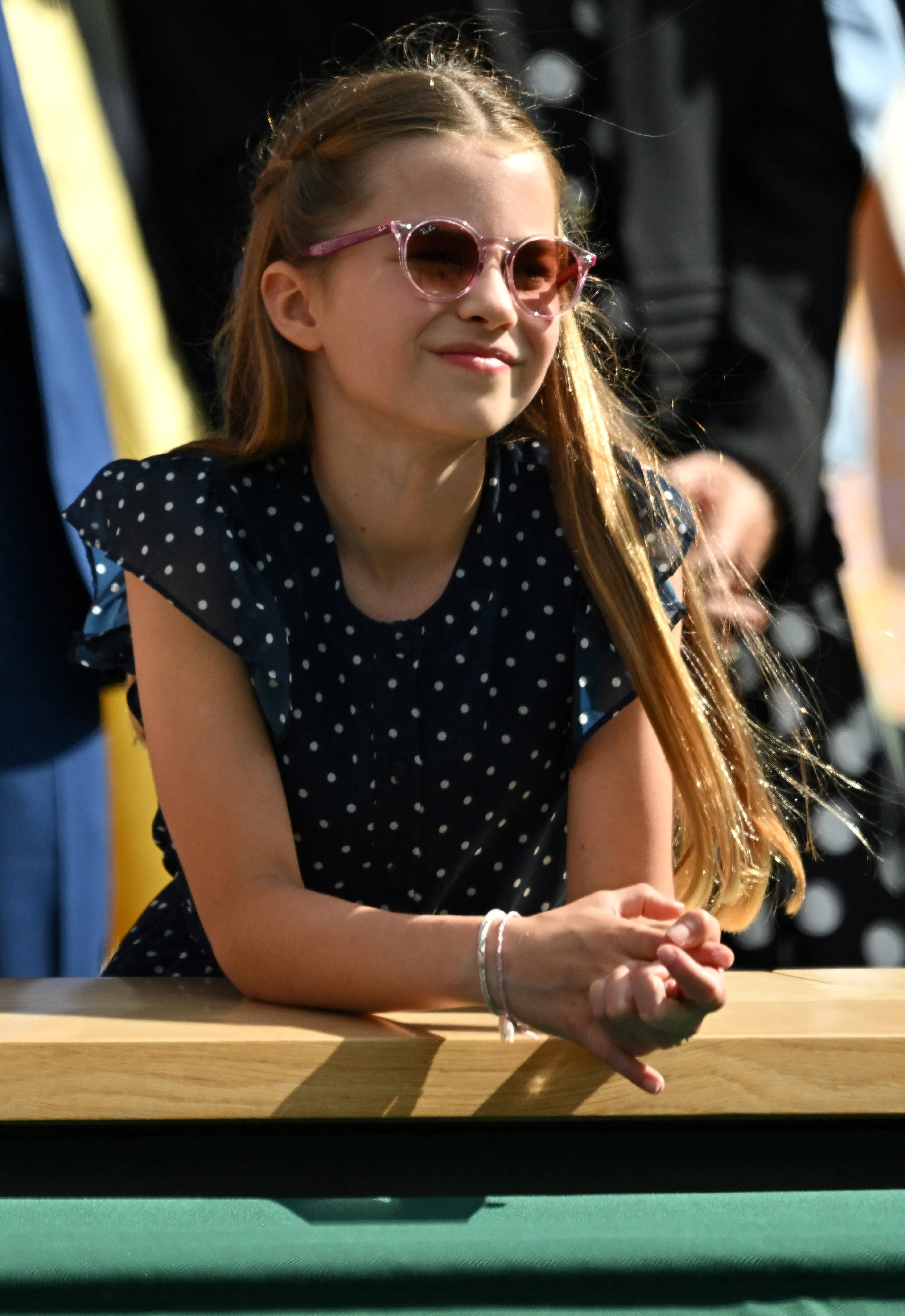 De jurk combineert ze met een roze zonnebril.