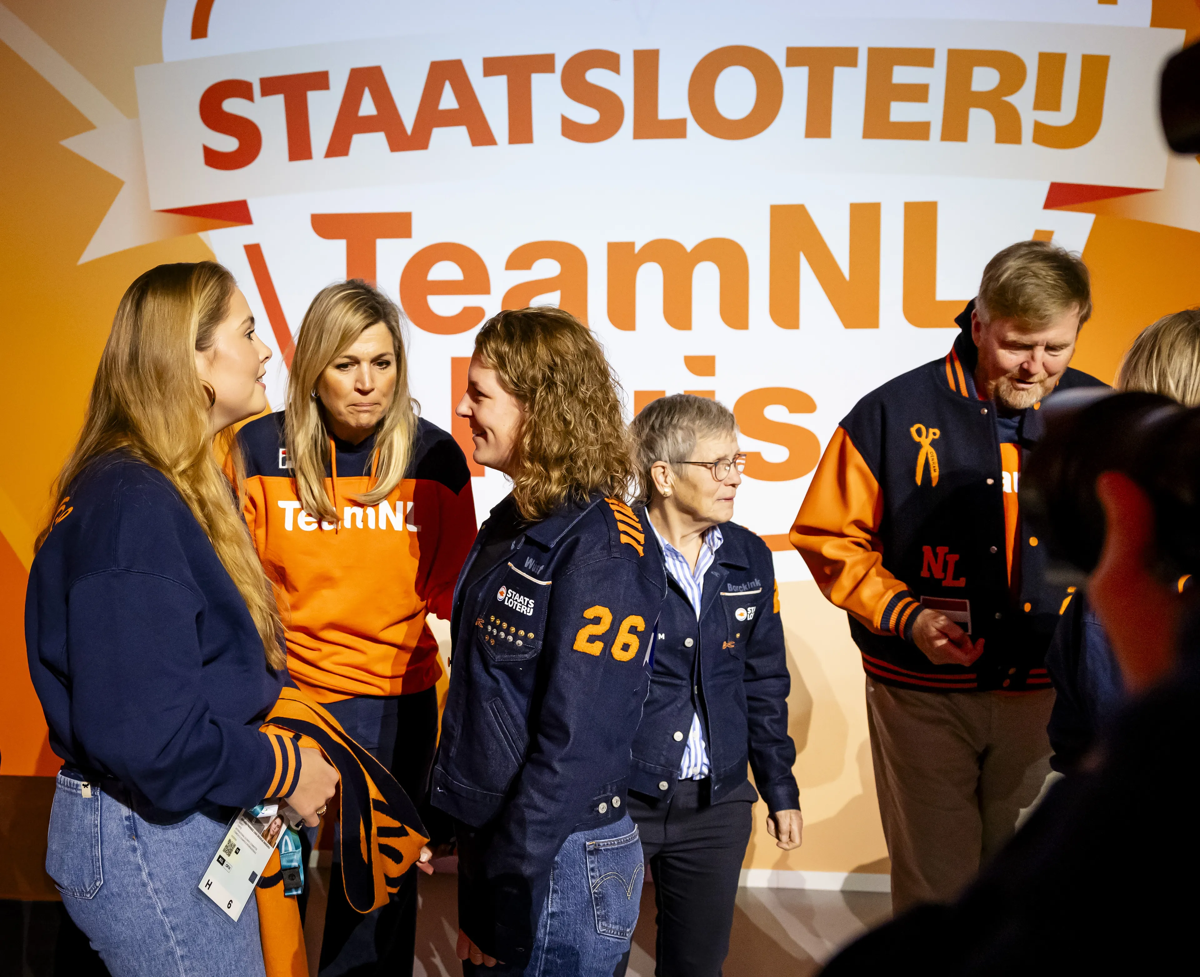 Koningin Maxima en prinses Amalia in gesprek met Ireen Wüst tijdens een bezoek aan het TeamNL Huis.