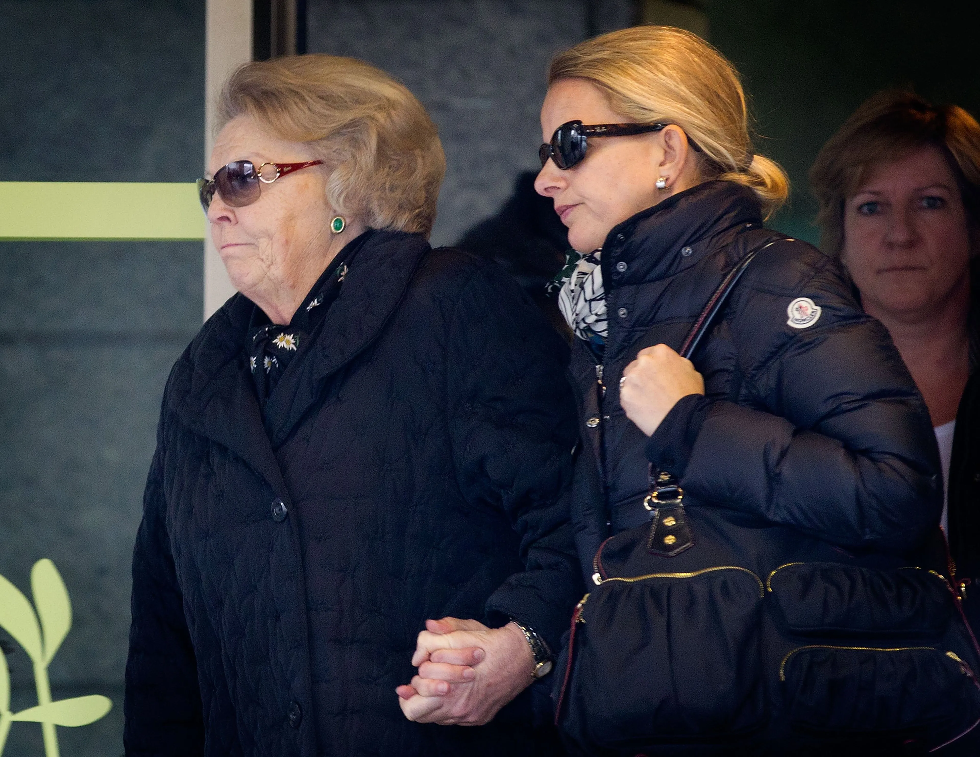 Mabel en Beatrix lopen hand in hand het ziekenhuis uit.
