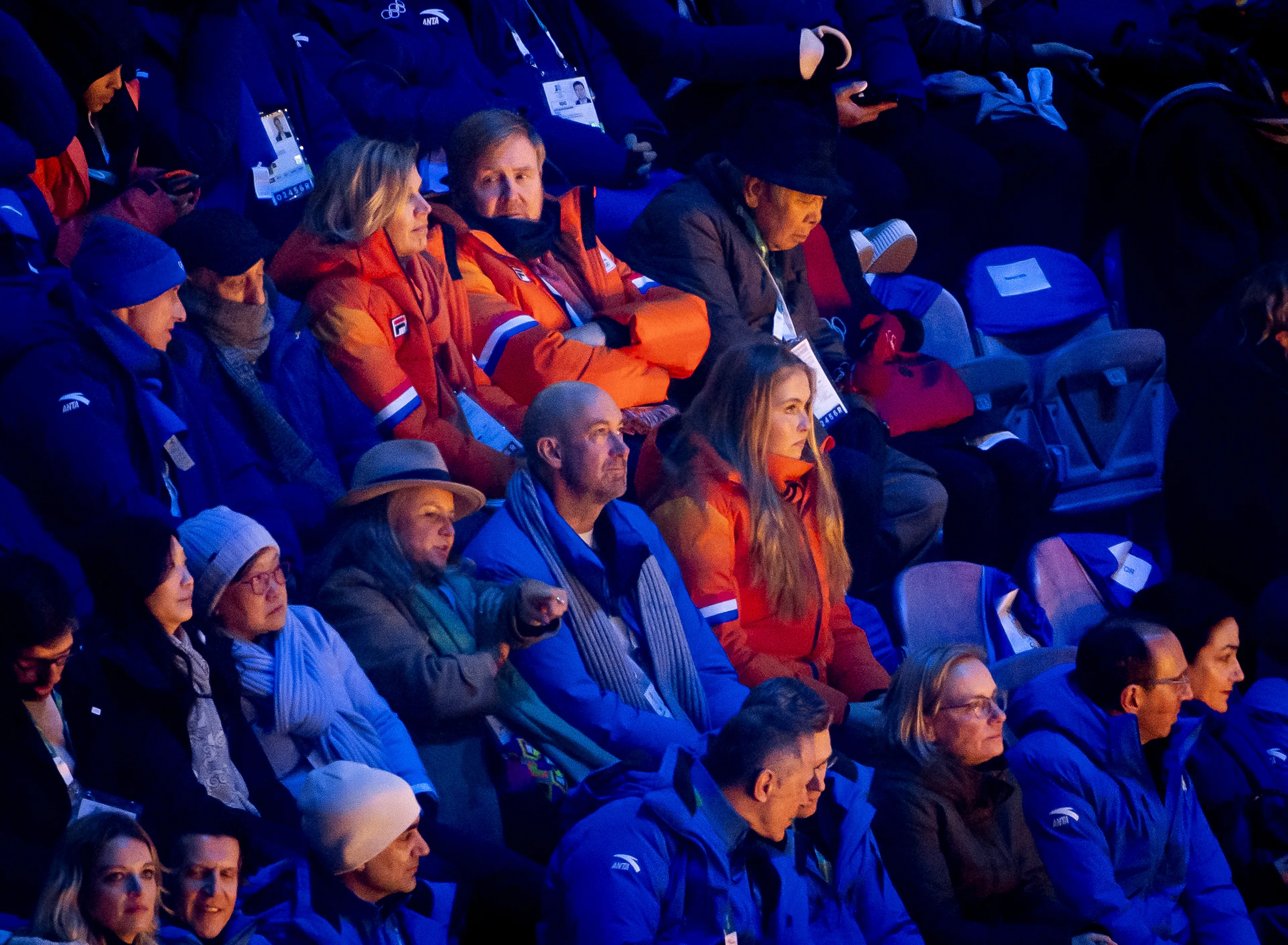 Het koningspaar en prinses Amalia kijken vanaf de tribune naar de openingsceremonie.