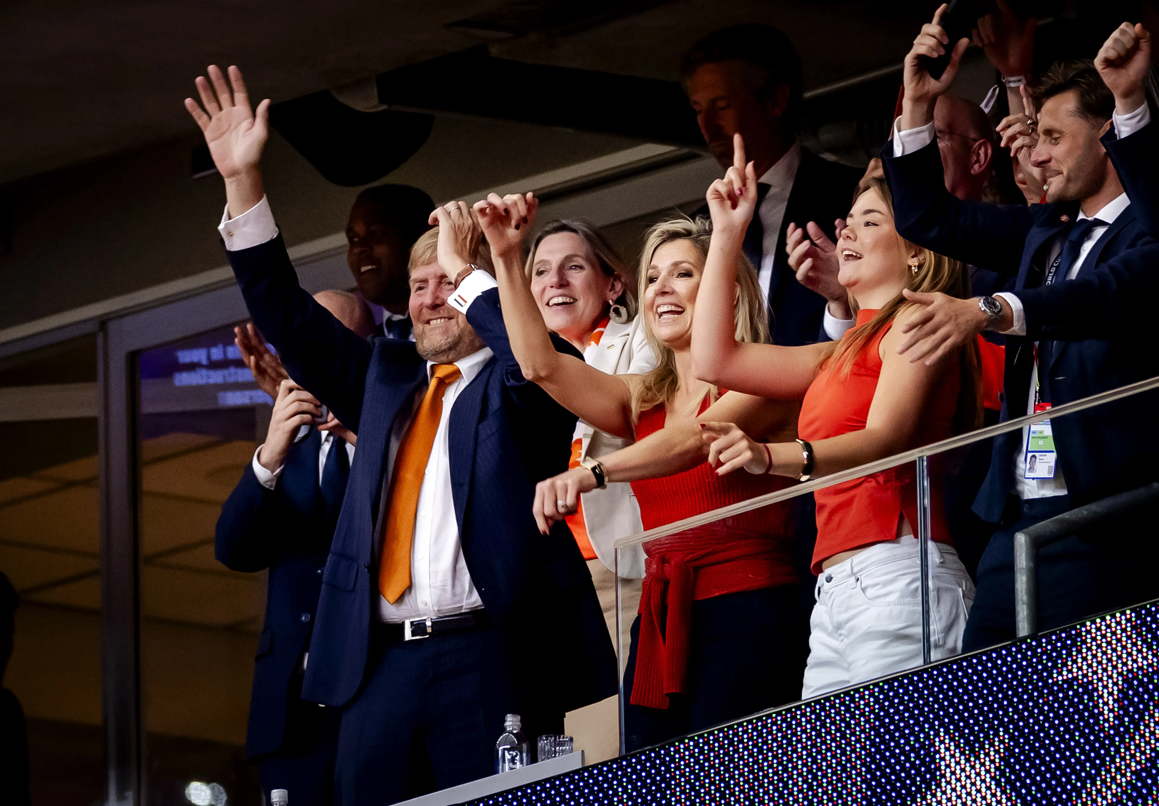 Koningin Máxima reageert op dansmoves koning: 'Beetje invloed van mijn kant'