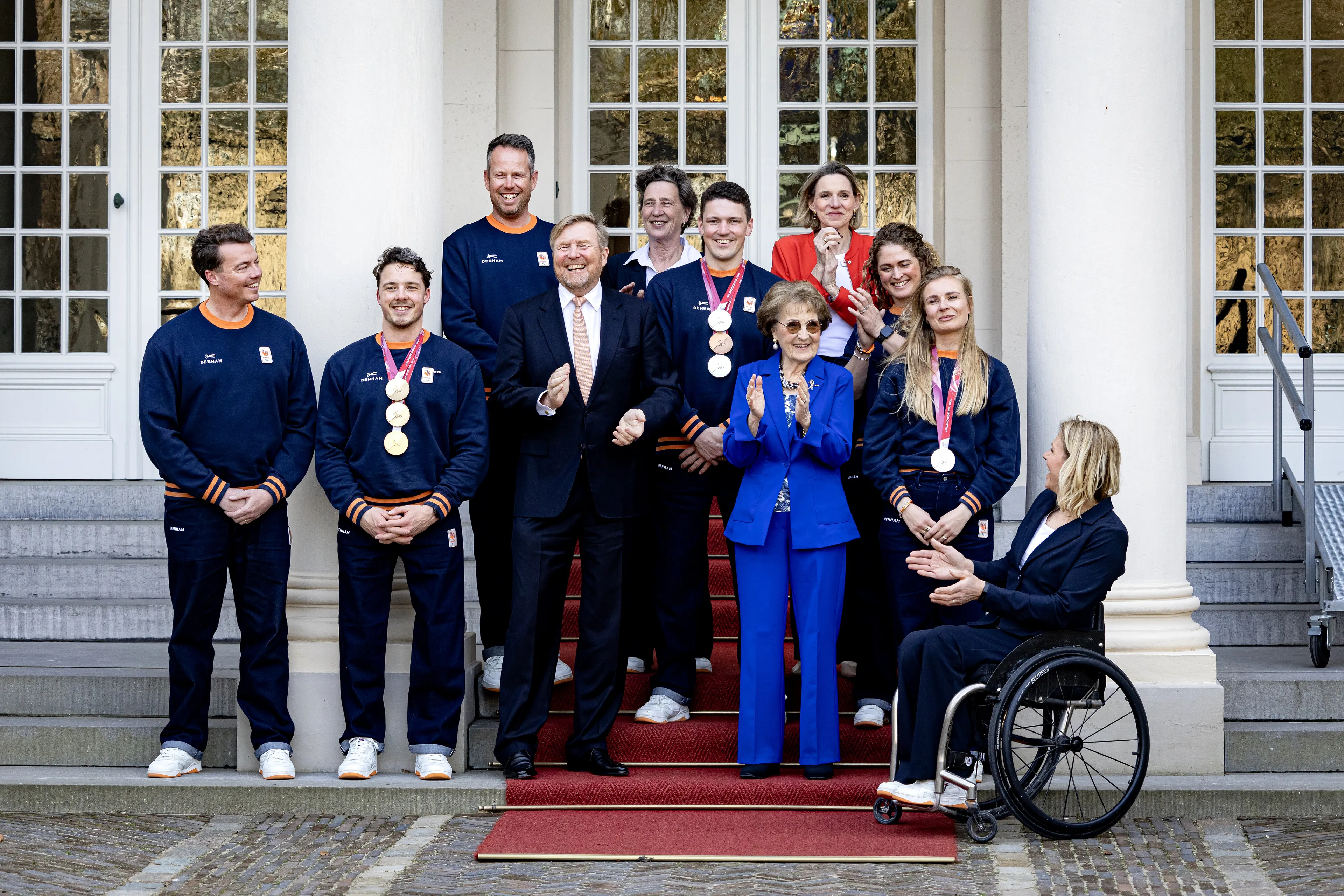 Koning Willem-Alexander en prinses Margriet tijdens de ontvangst op Paleis Noordeinde van de medaillewinnaars van de Paralympische Winterspelen 2026 in Milaan en Cortina d’Ampezzo.