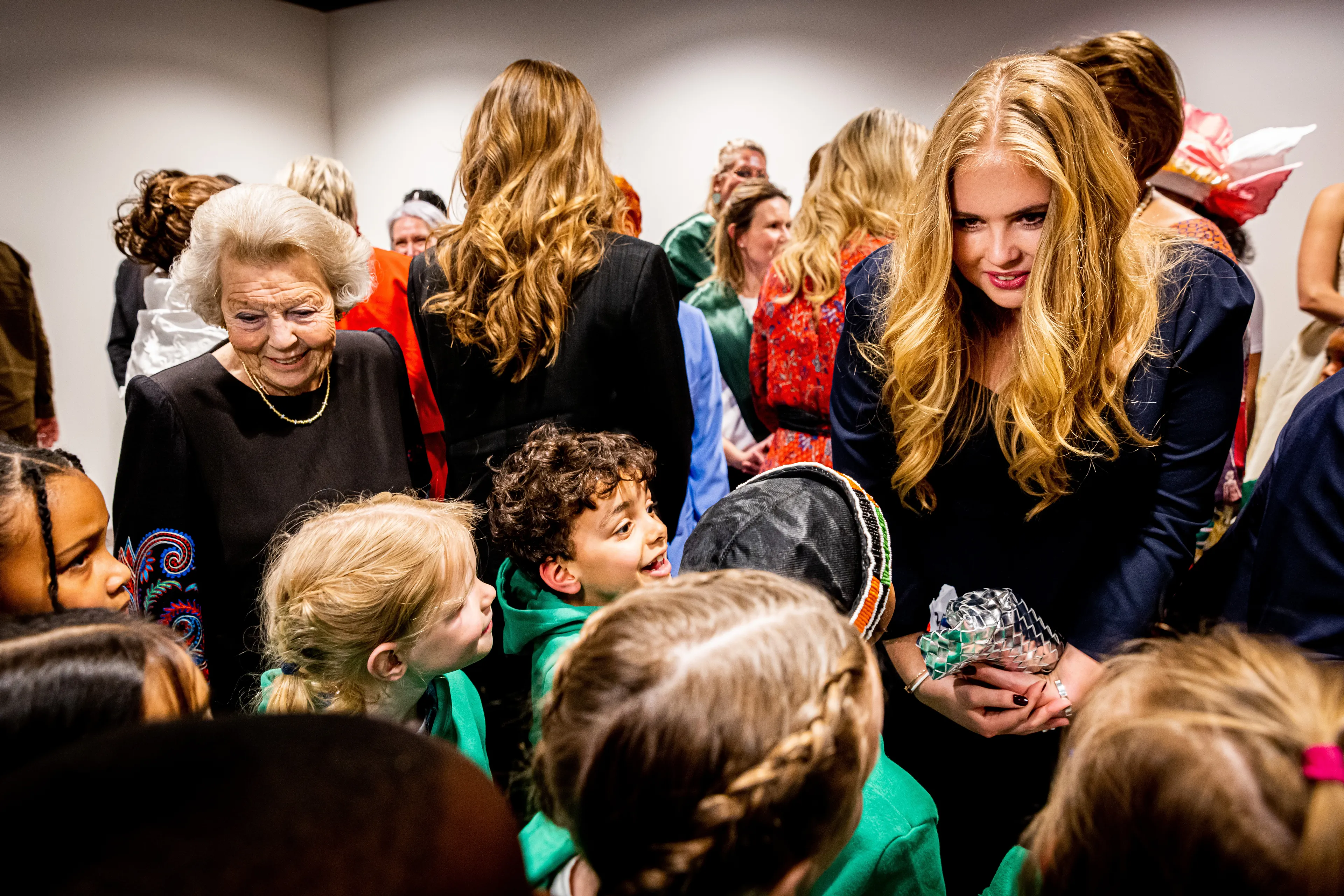 Prinses Beatrix bij het Koningsdagconcert met haar kleindochter (2023).