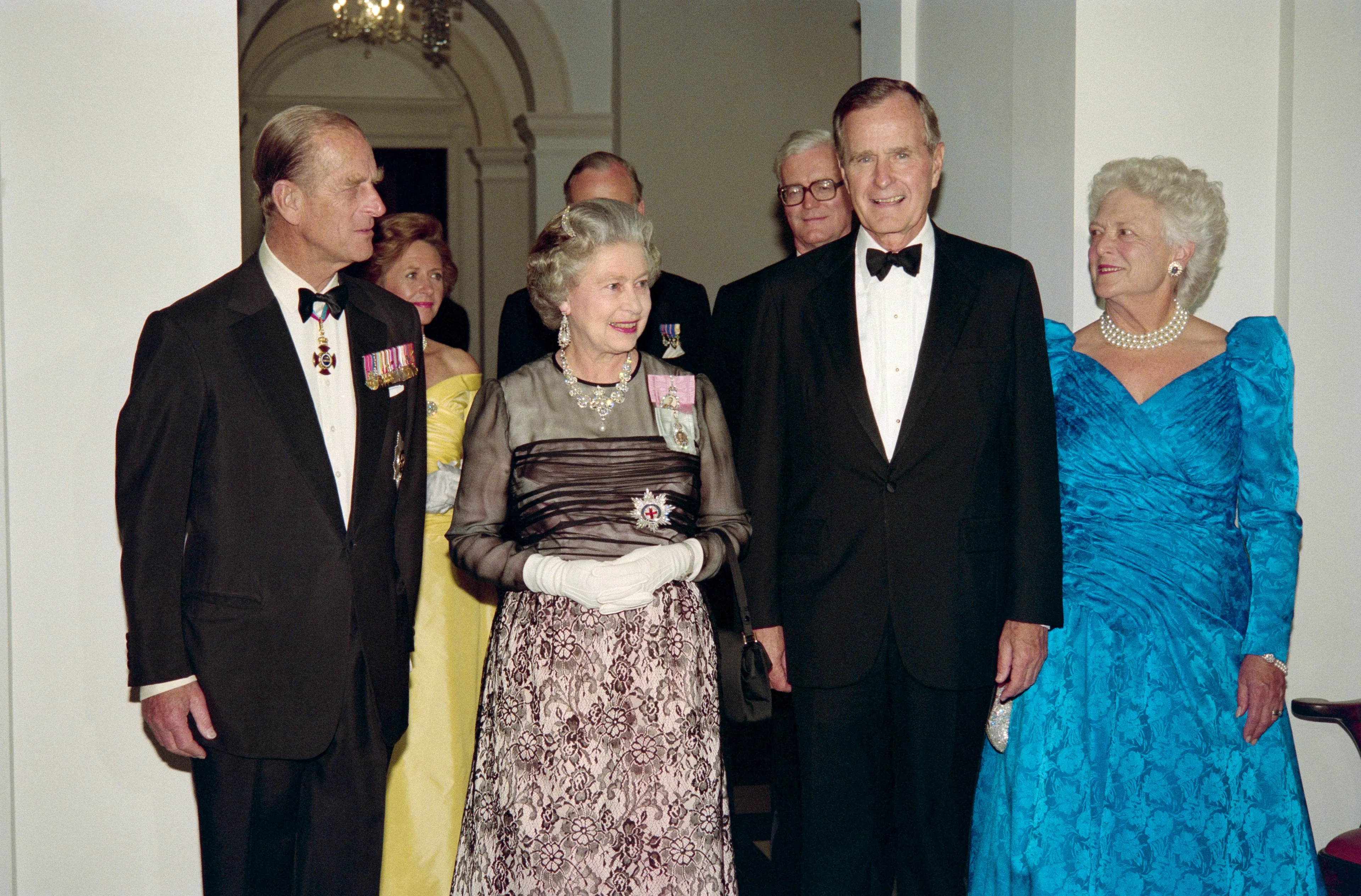 Koningin Elizabeth, prins Philip met president Bush en First Lady Barbara Bush.
