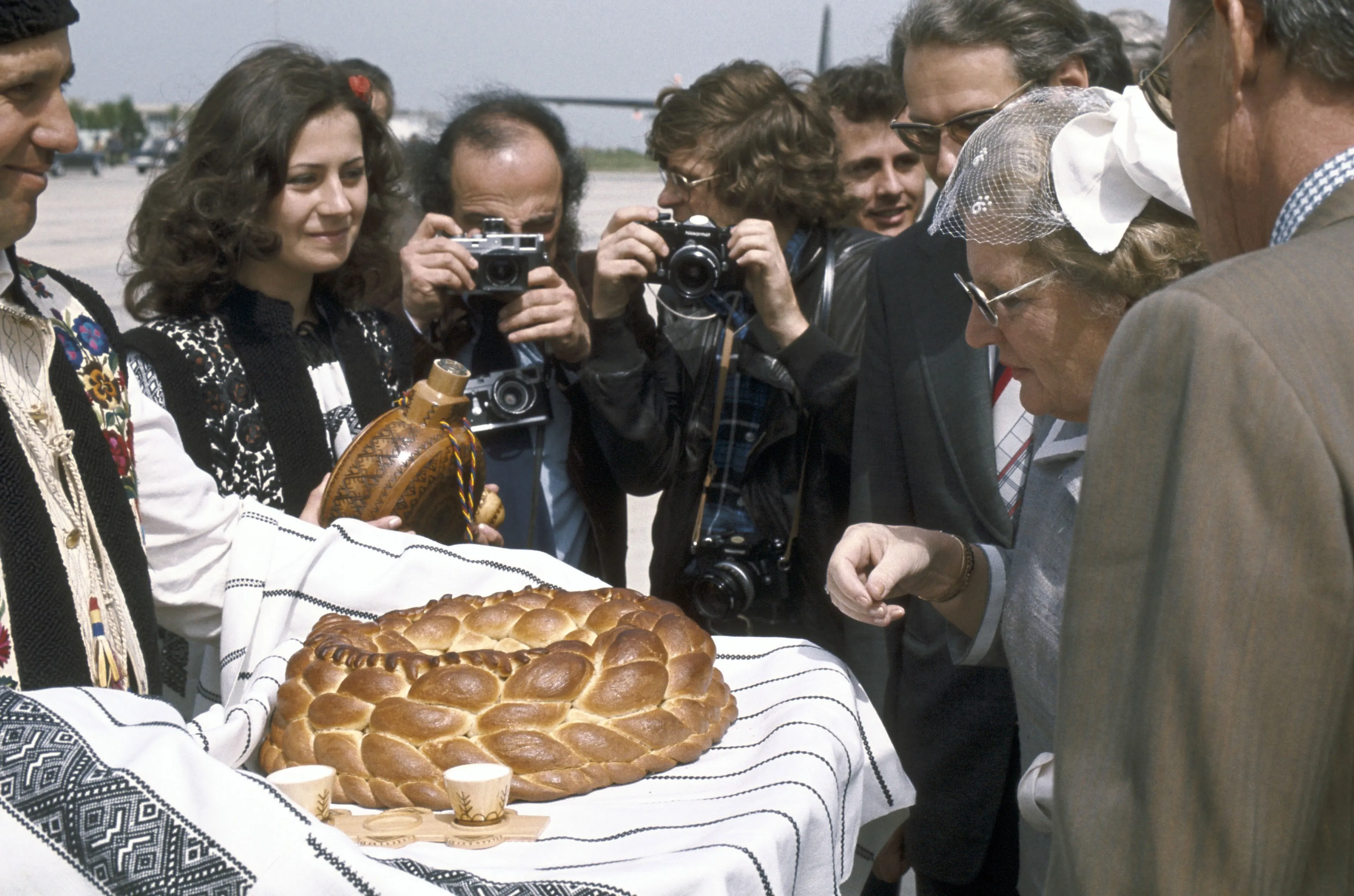 Koningin Juliana krijgt Suceava brood aangeboden (1975).