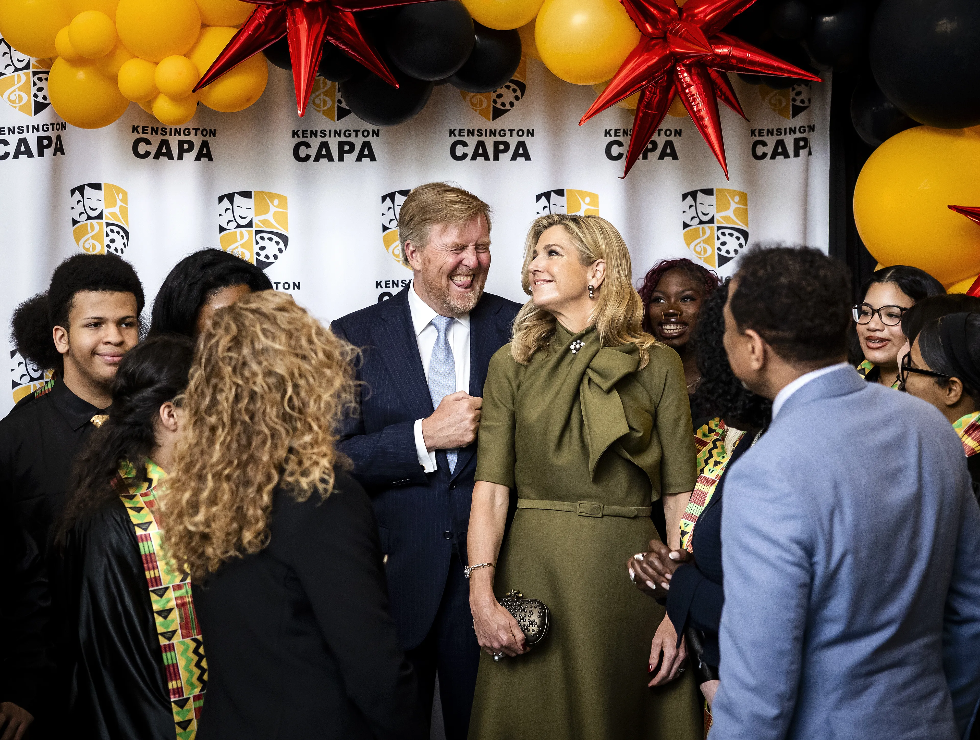 Koning Willem-Alexander en koningin Máxima bezoeken de Kensington Creative & Performing Arts High School in Fishtown.