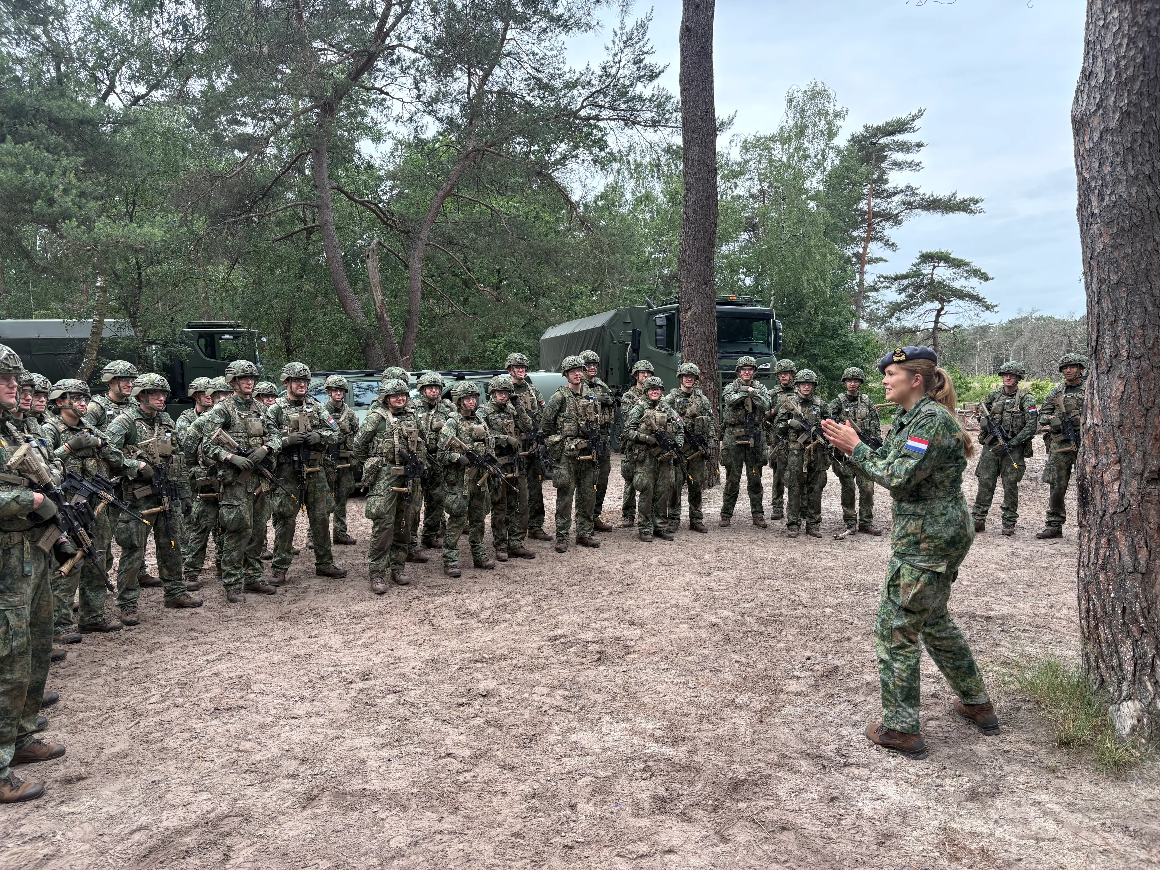 Amalia deelt haar ervaringen over haar militaire opleiding met leerlingen uit de nieuwe lichting.