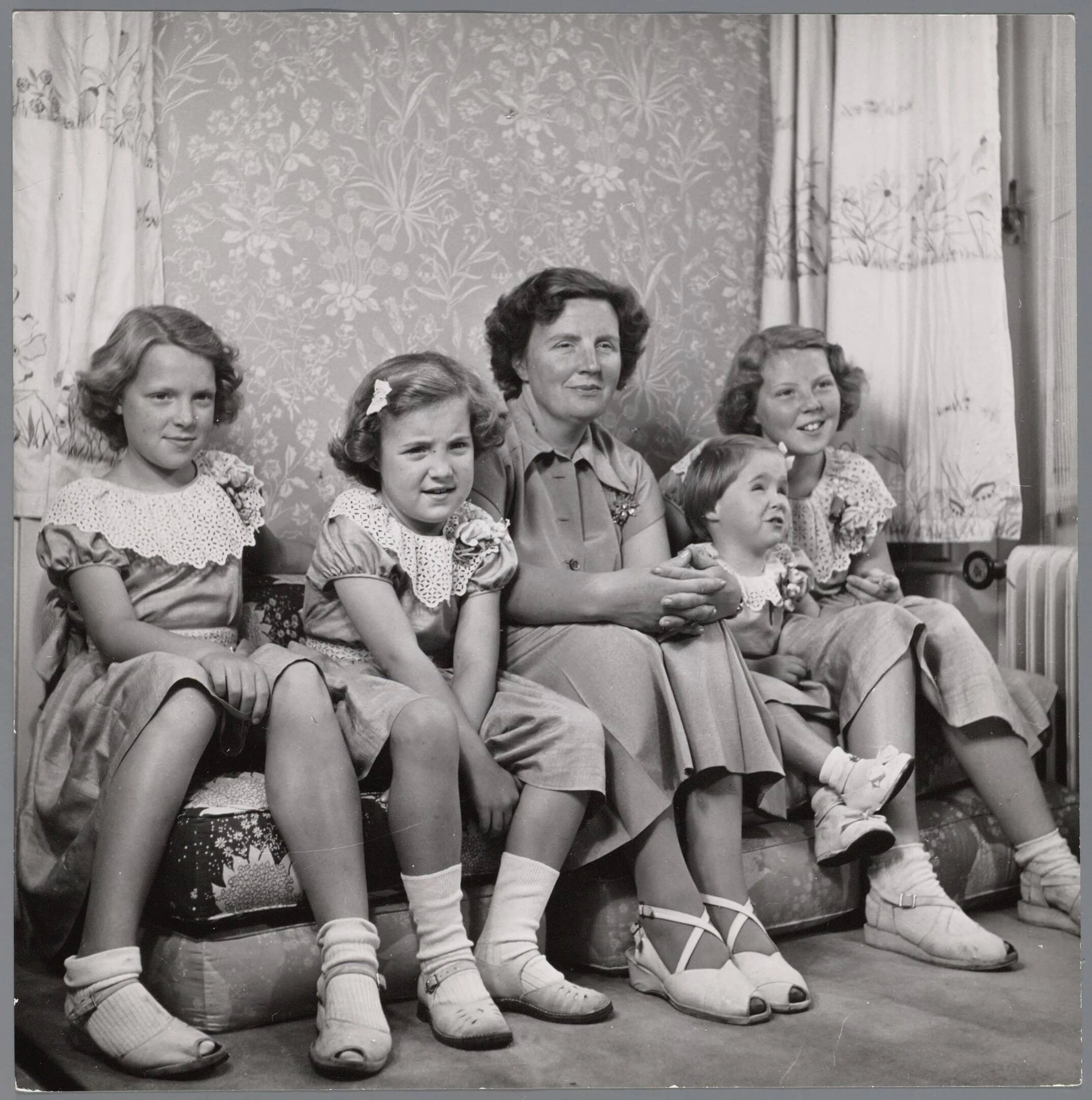 Koningin Juliana met haar vier dochters (1950).