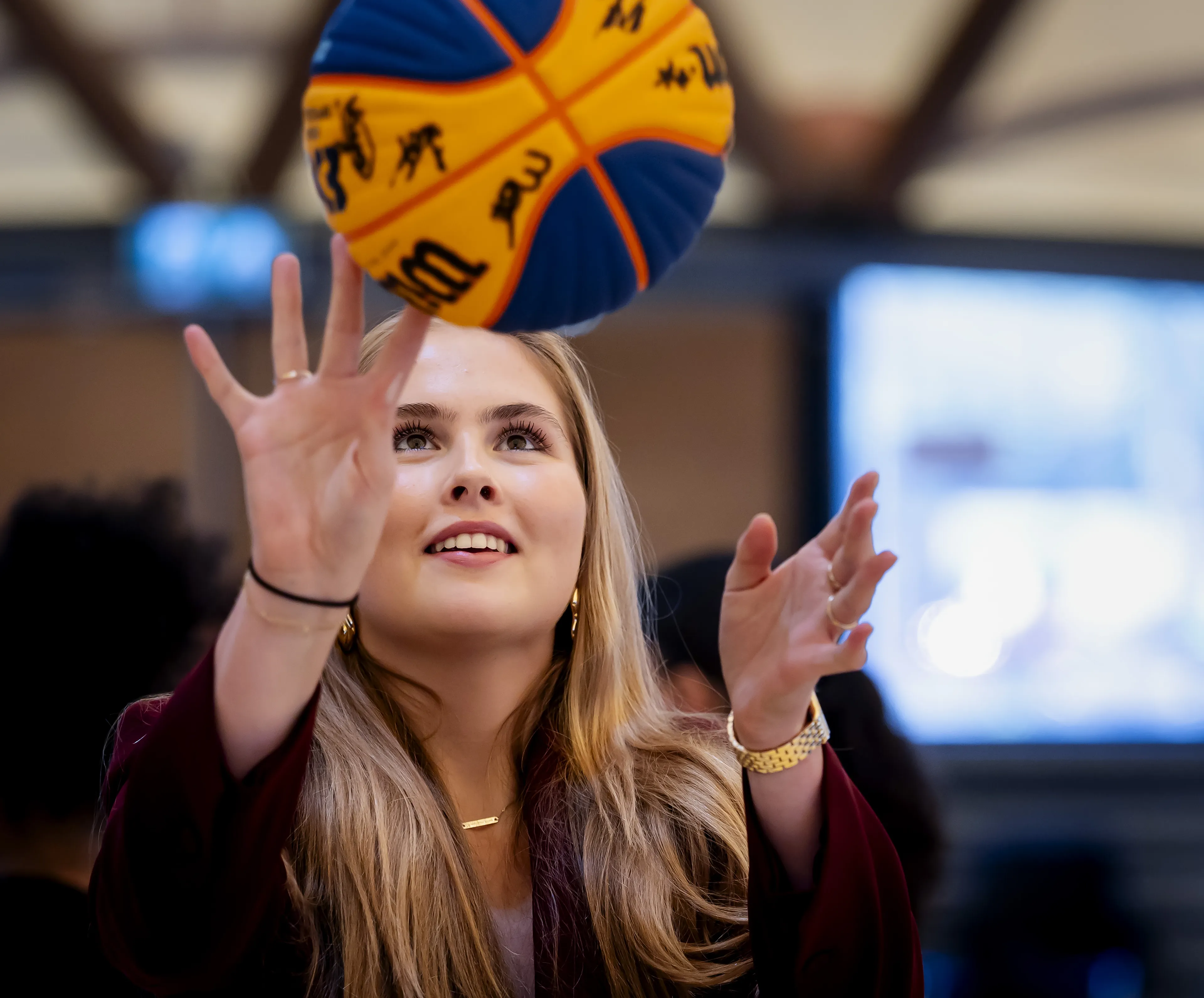 Prinses Amalia tijdens een potje basketbal.