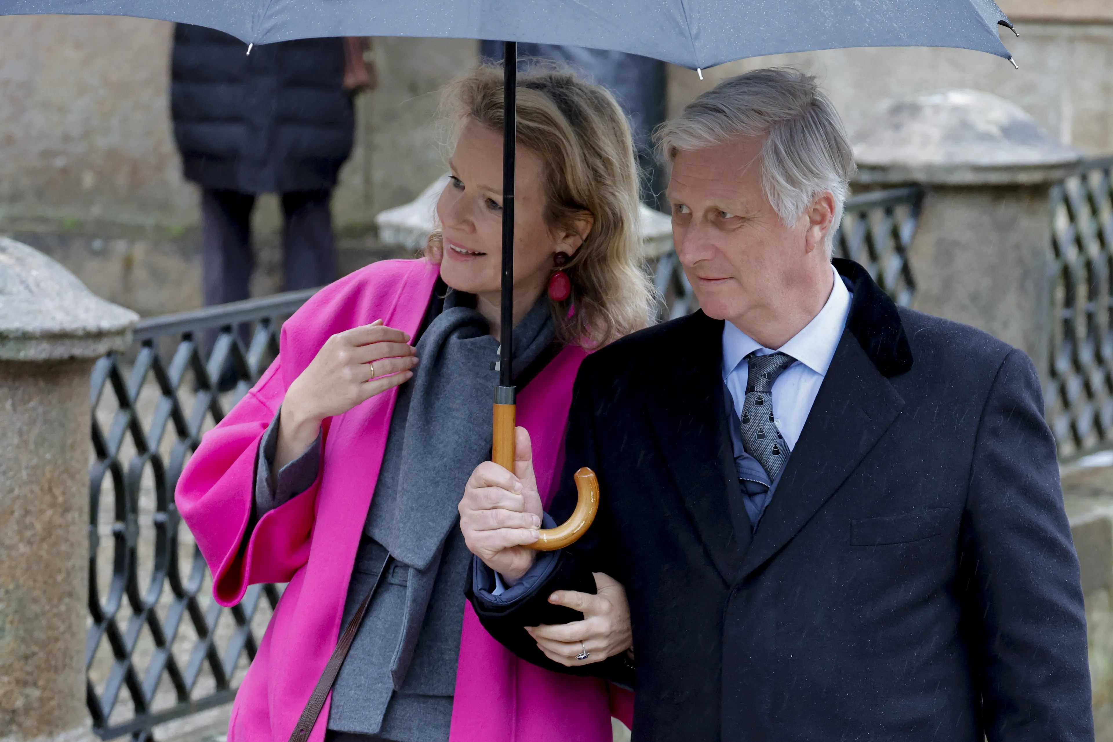 Het paar samen onder de paraplu.