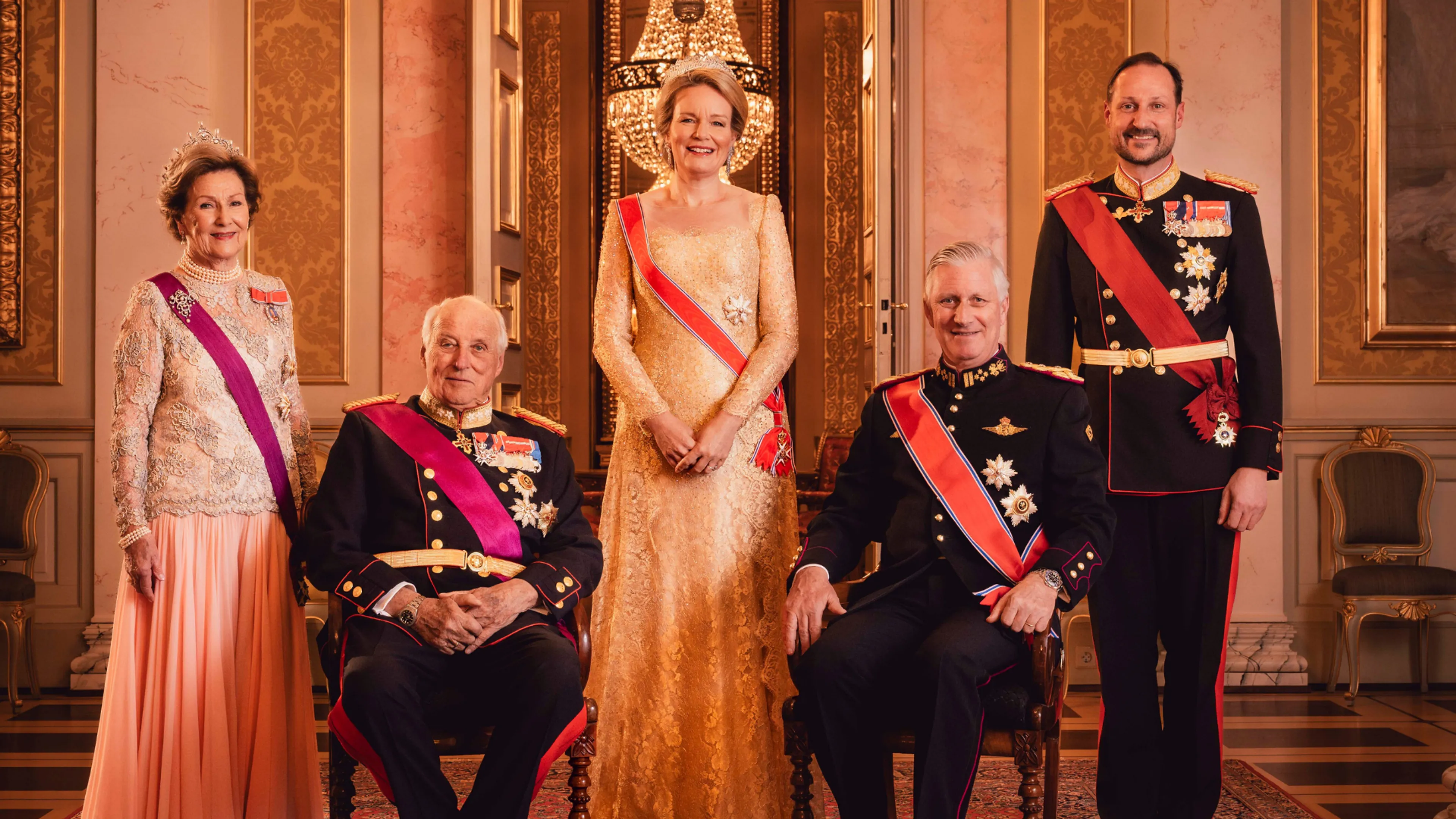 Glitter & glamour bij koninginnen Sonja en Mathilde tijdens staatsbanket