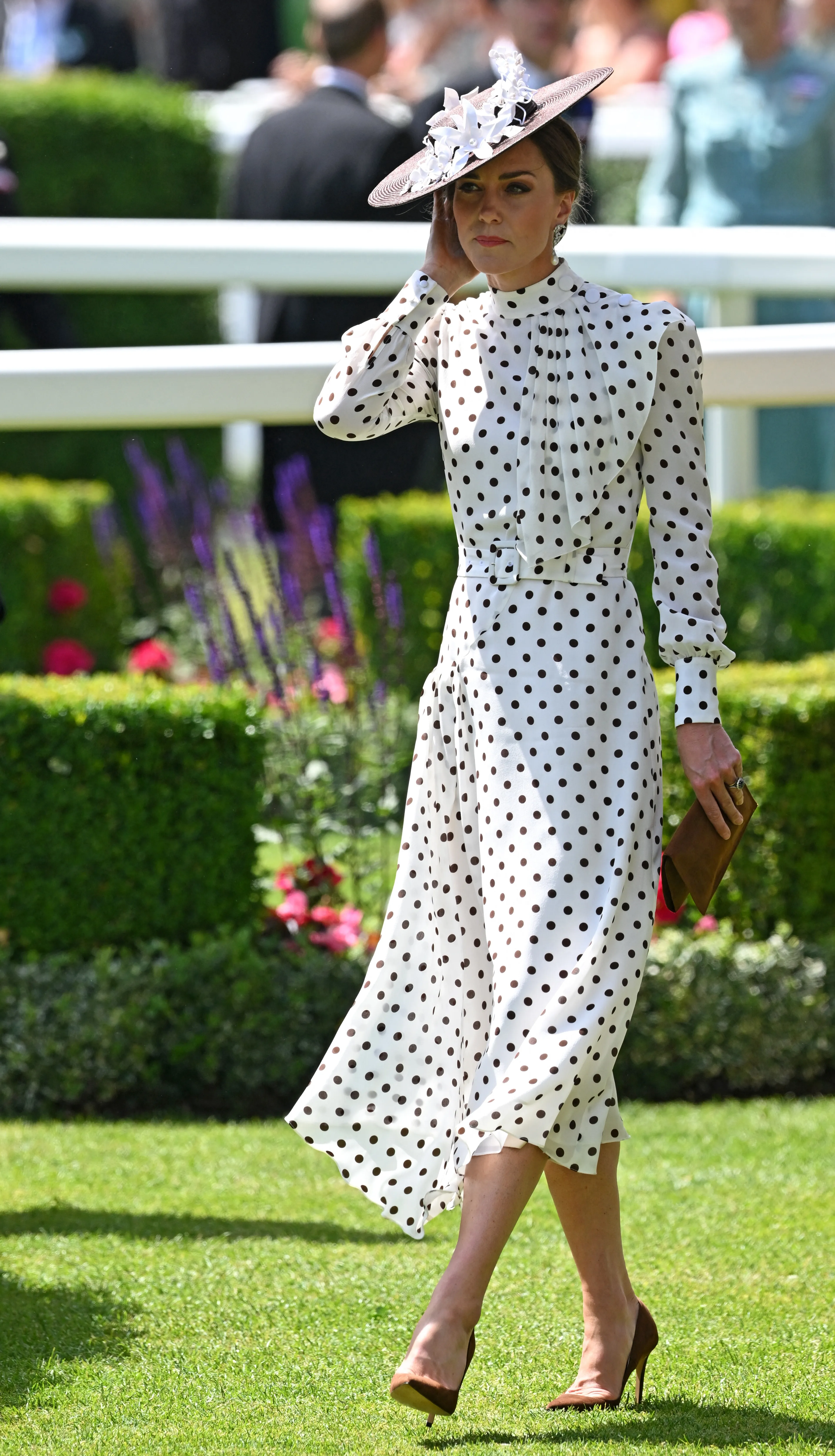 Een witte jurk met zwarte stippen voor de Royal Ascot (2022).