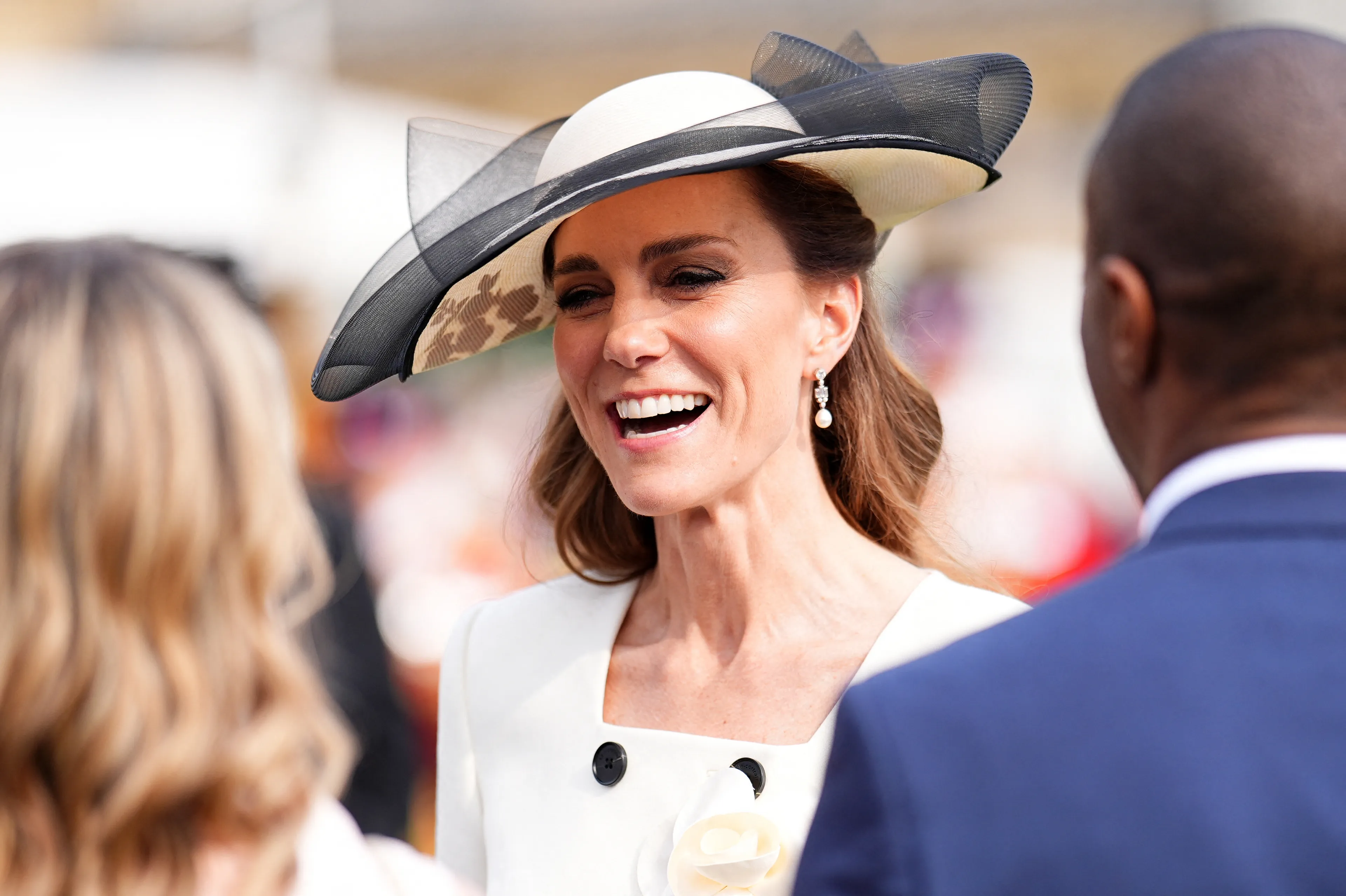 De oorbellen van Catherine zijn van de overleden Queen.