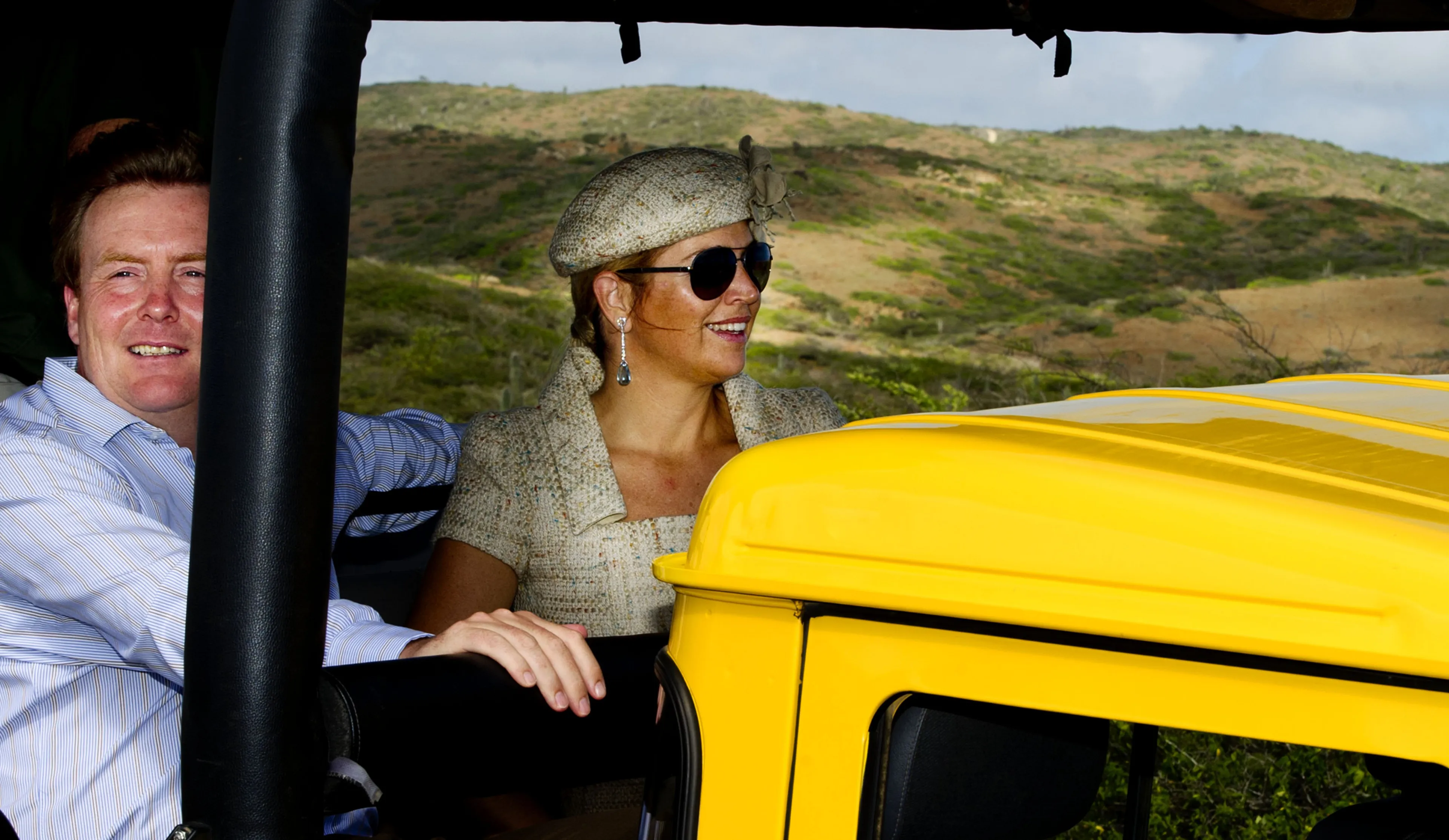 Prins Willem-Alexander en prinses Máxima tijdens het bezoek aan natuurpark Arikok aan de noordoostkust van Aruba.
