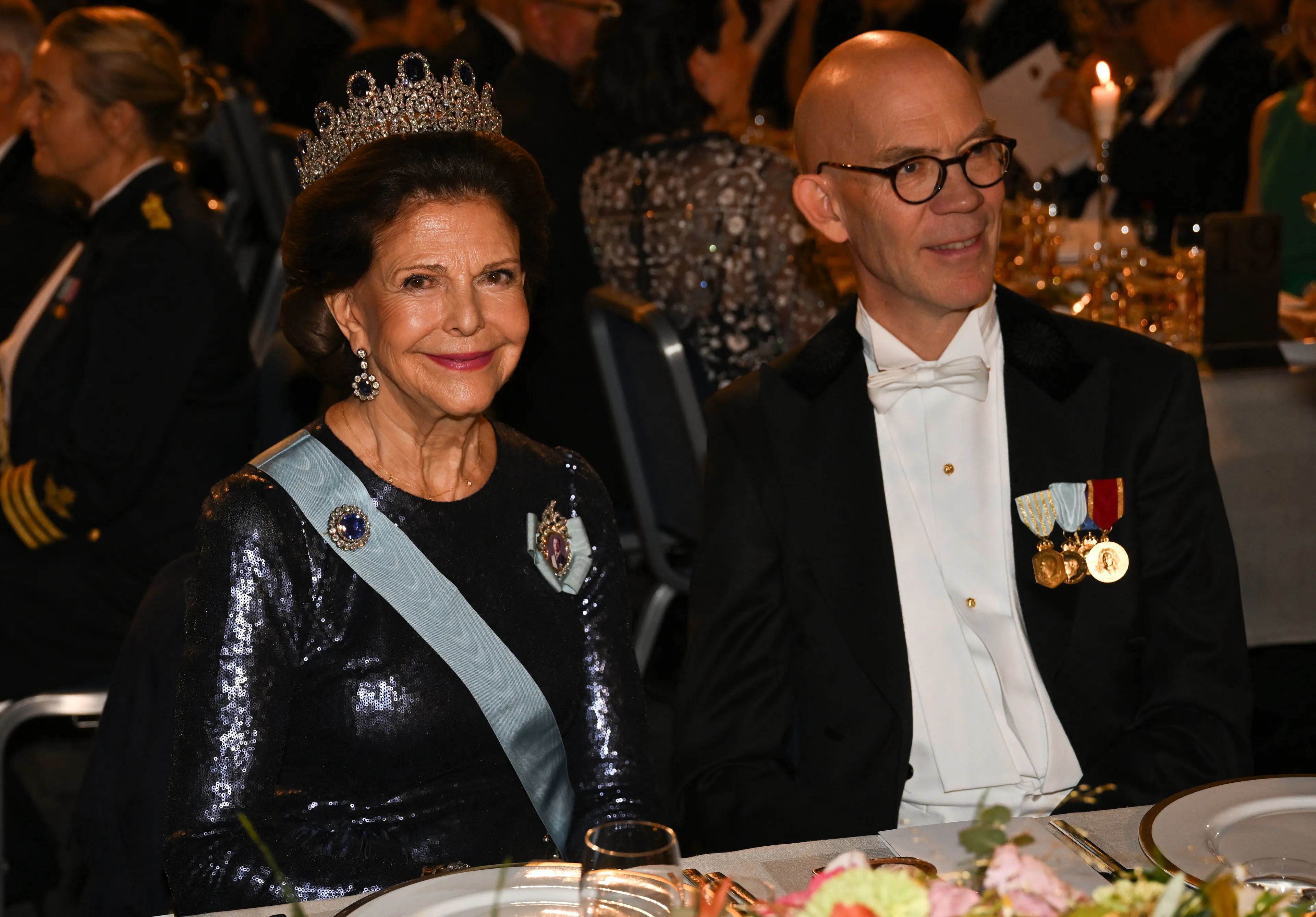 Het diadeem met saffieren maakt de look helemaal af.