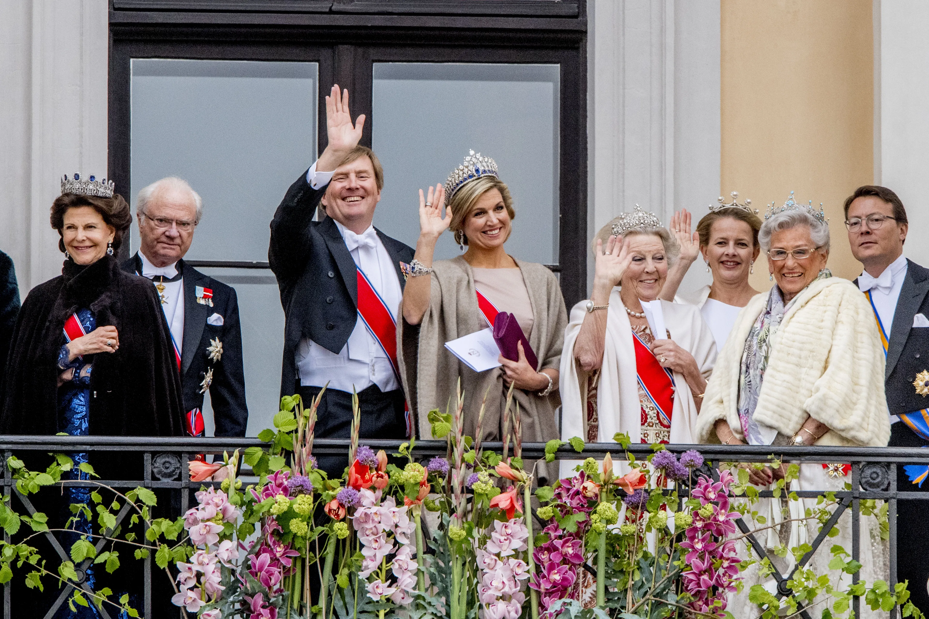Koning Willem-Alexander en koningin Maxima zijn samen met prinses Beatrix, prins Constantijn en prinses Mabel te gast bij het Noorse koningshuis. Koning Harald en koningin Sonja van Noorwegen vieren hun 80e verjaardagen met bevriende koningshuizen.