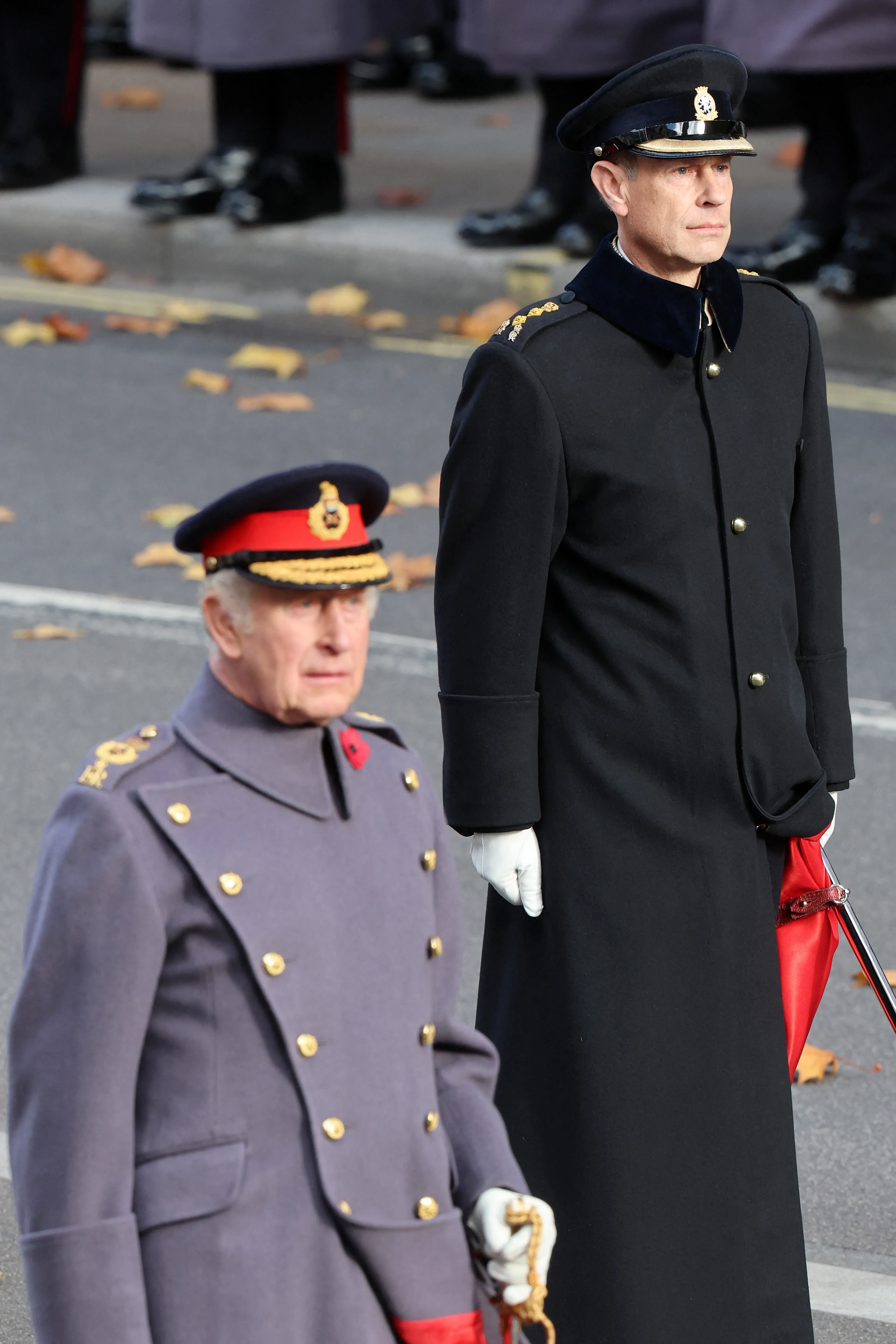 Prins Edward naast koning Charles tijdens de ceremonie op Remembrance Day (2025).