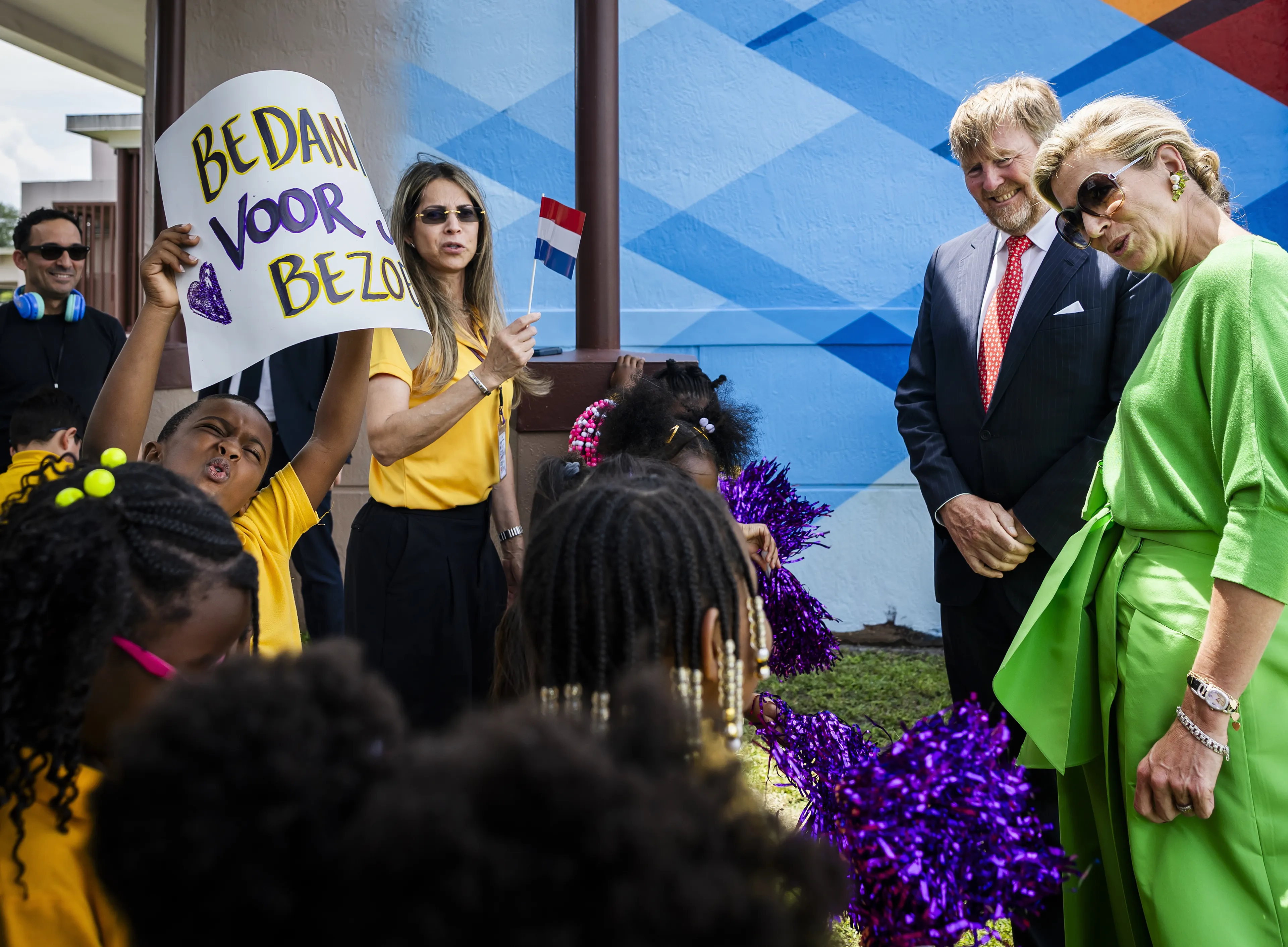 Er zit een grote strik op de rok.