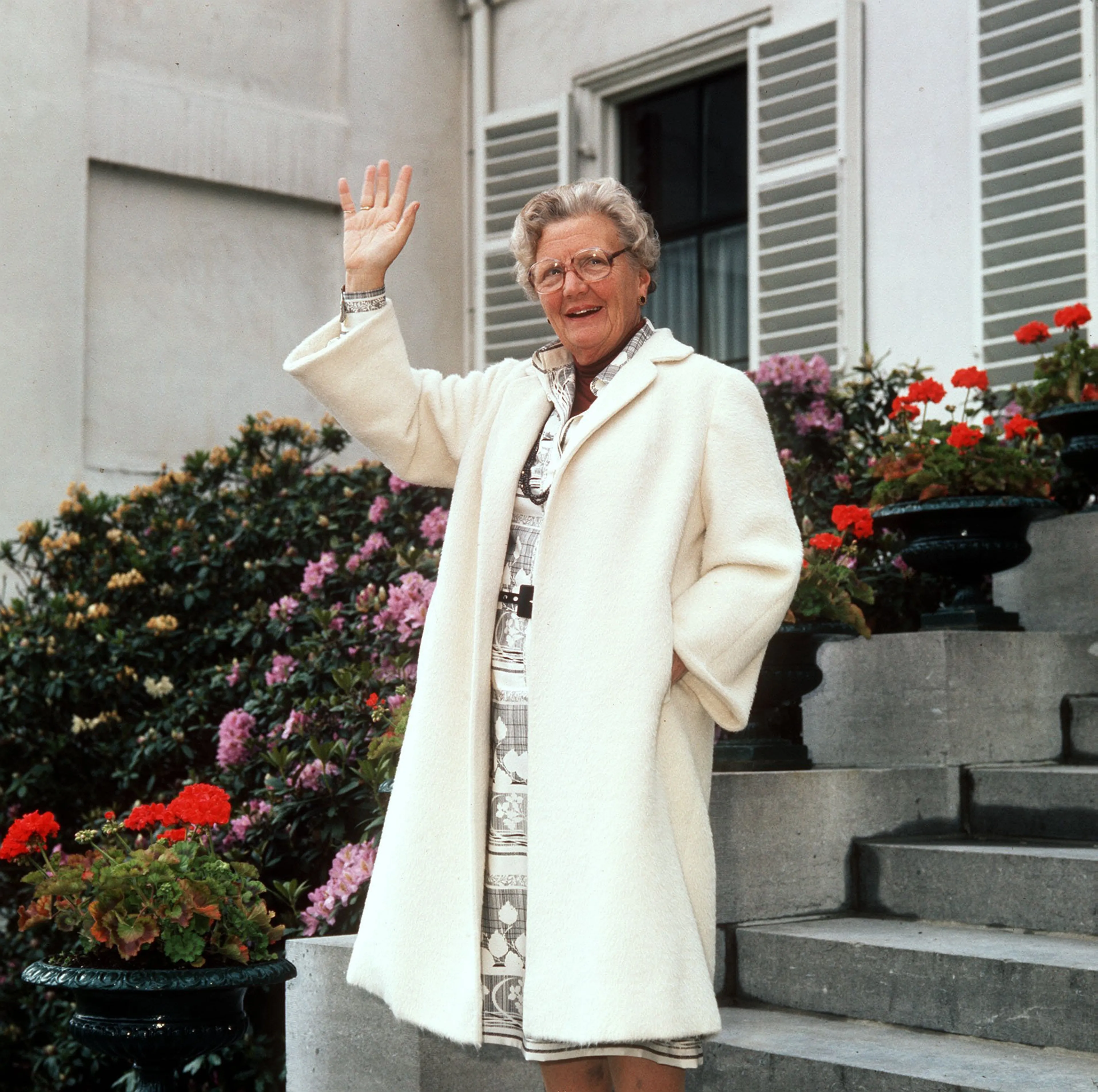 Koningin Juliana op het kleine bordes van Paleis Soestdijk (1977).