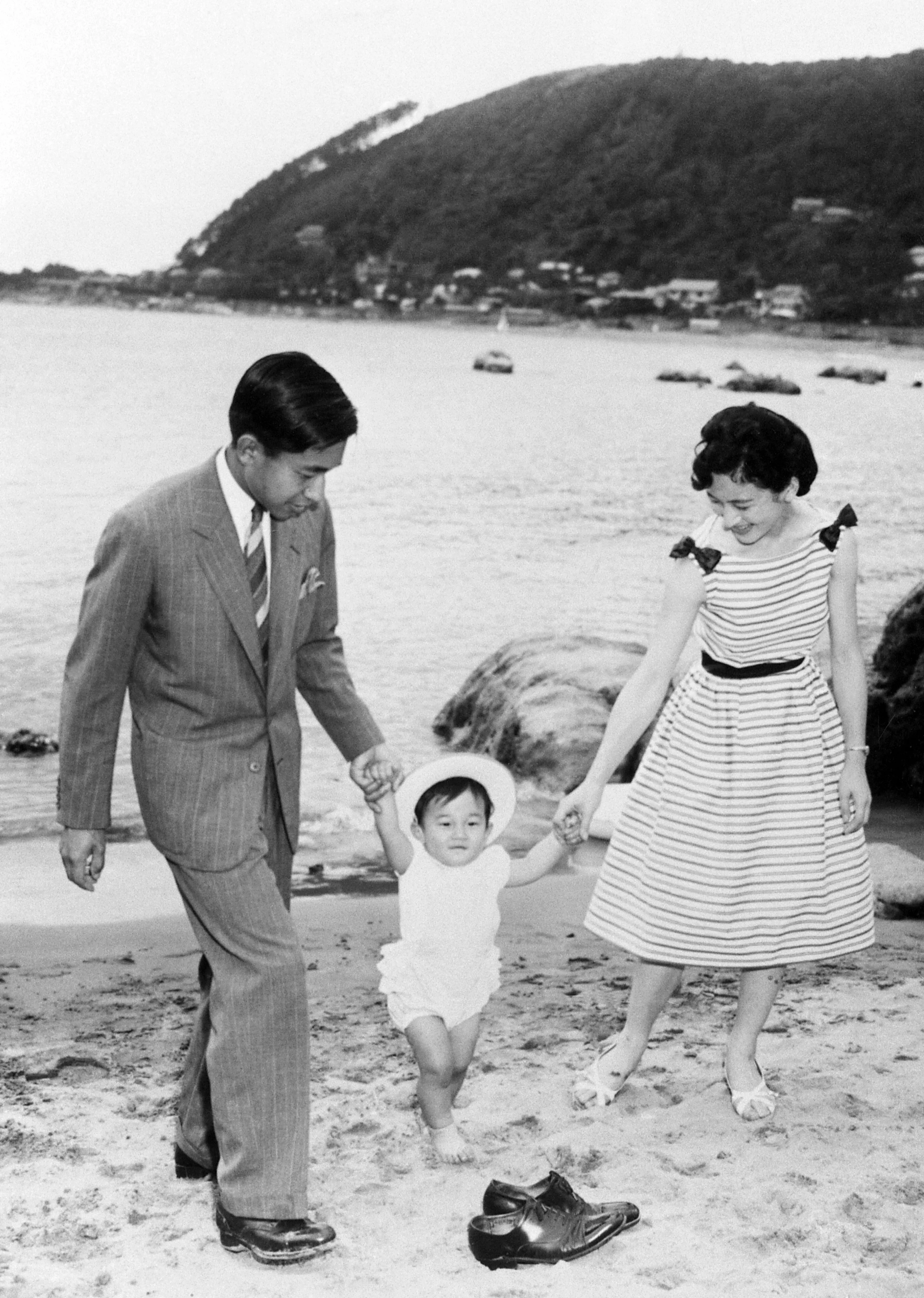 Akihito, Naruhito en Michiko op het strand.