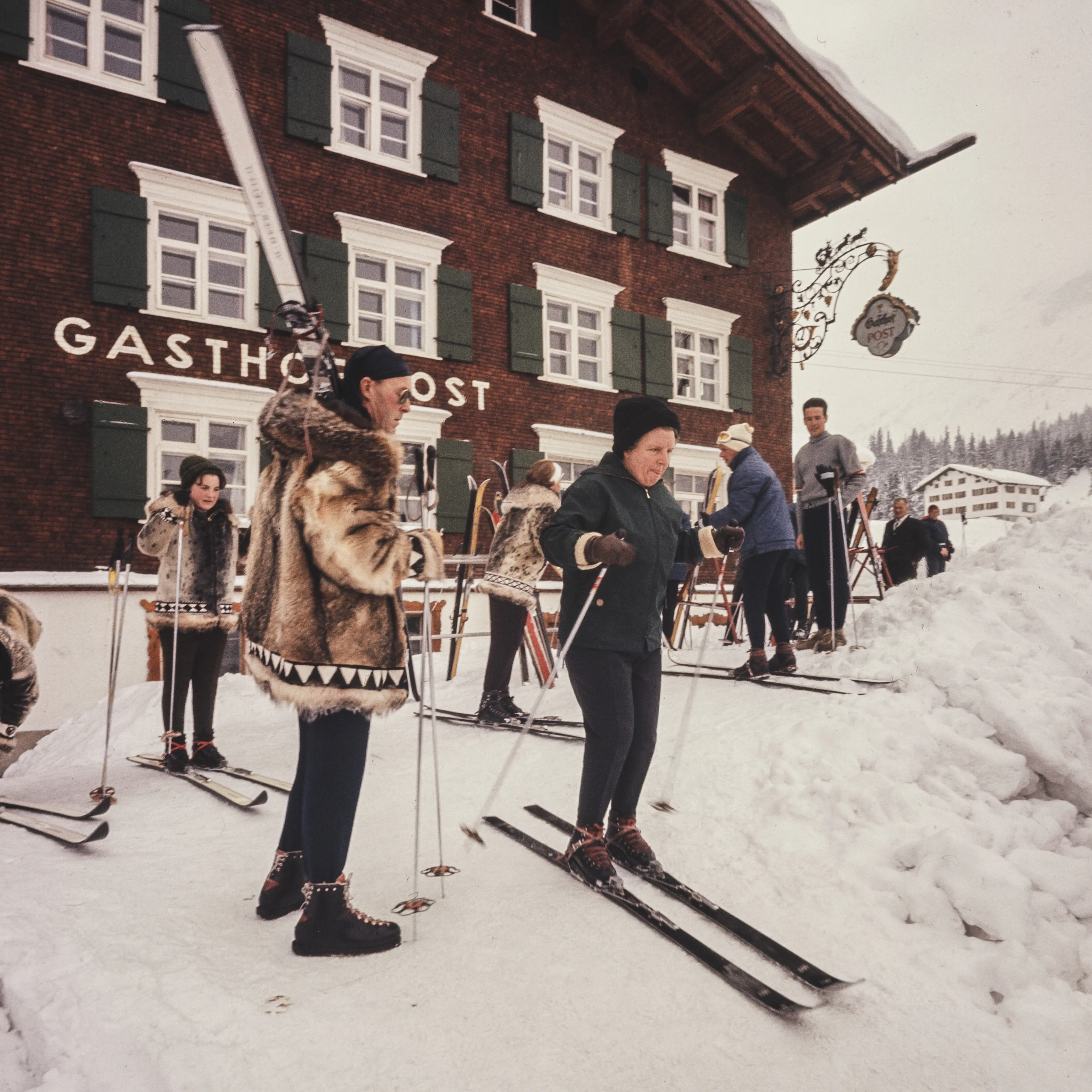 Koningin Juliana skiet vanuit het hotel naar beneden (1972).